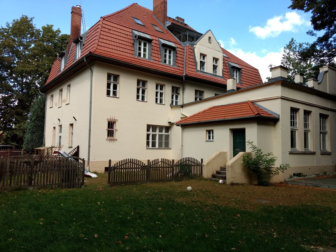 Der Lindenhof in der Ruppiner Chaussee 211 gehört nun auch zur Demokratischen Schule X. Foto: Demokratische Schule X