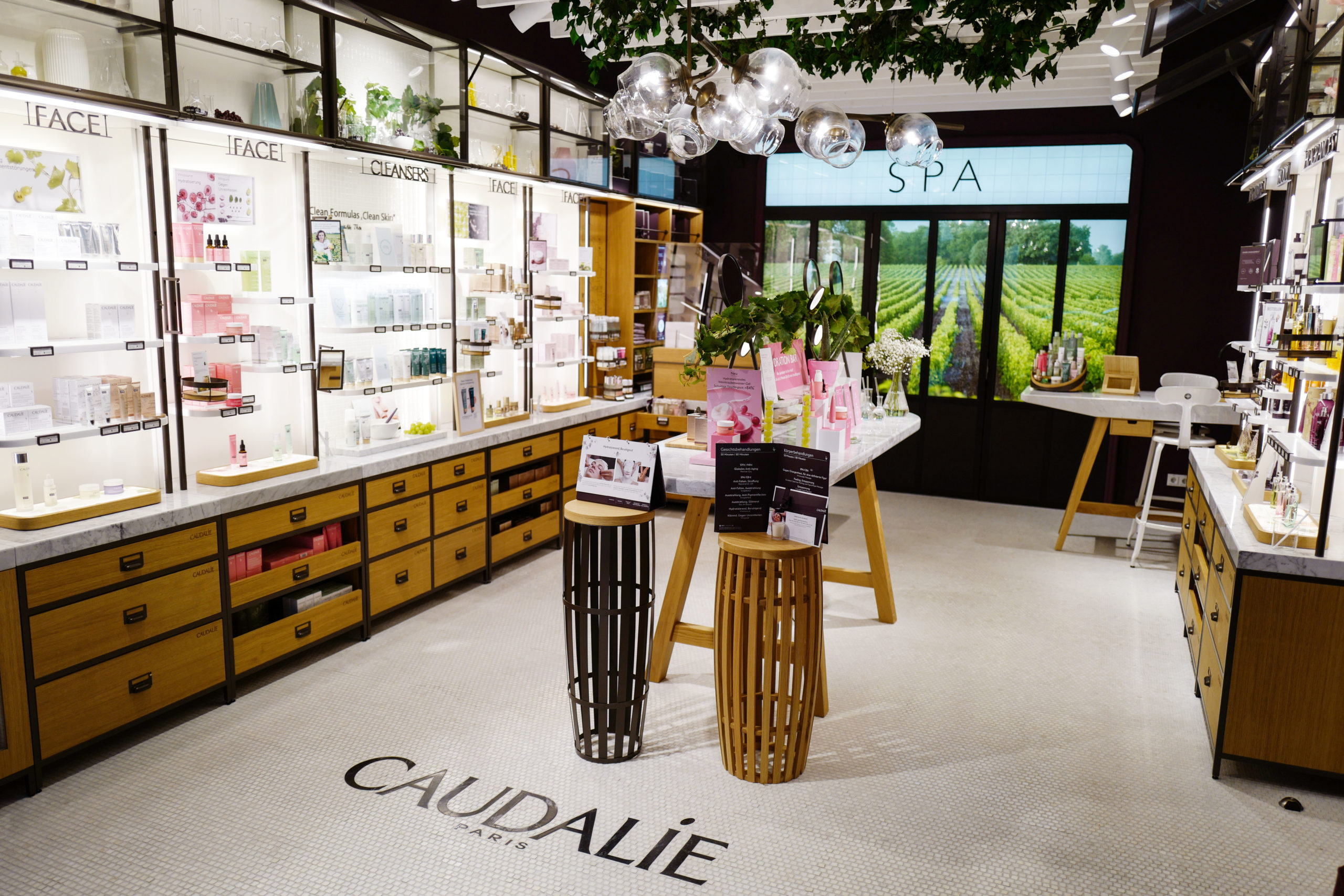 Im Innern des Stores erwarten euch die Produkte der französischen Naturkosmetikmarke sowie ein Spa Room für Gesichts- und Körperbehandlungen. Foto: Jeremy Möller