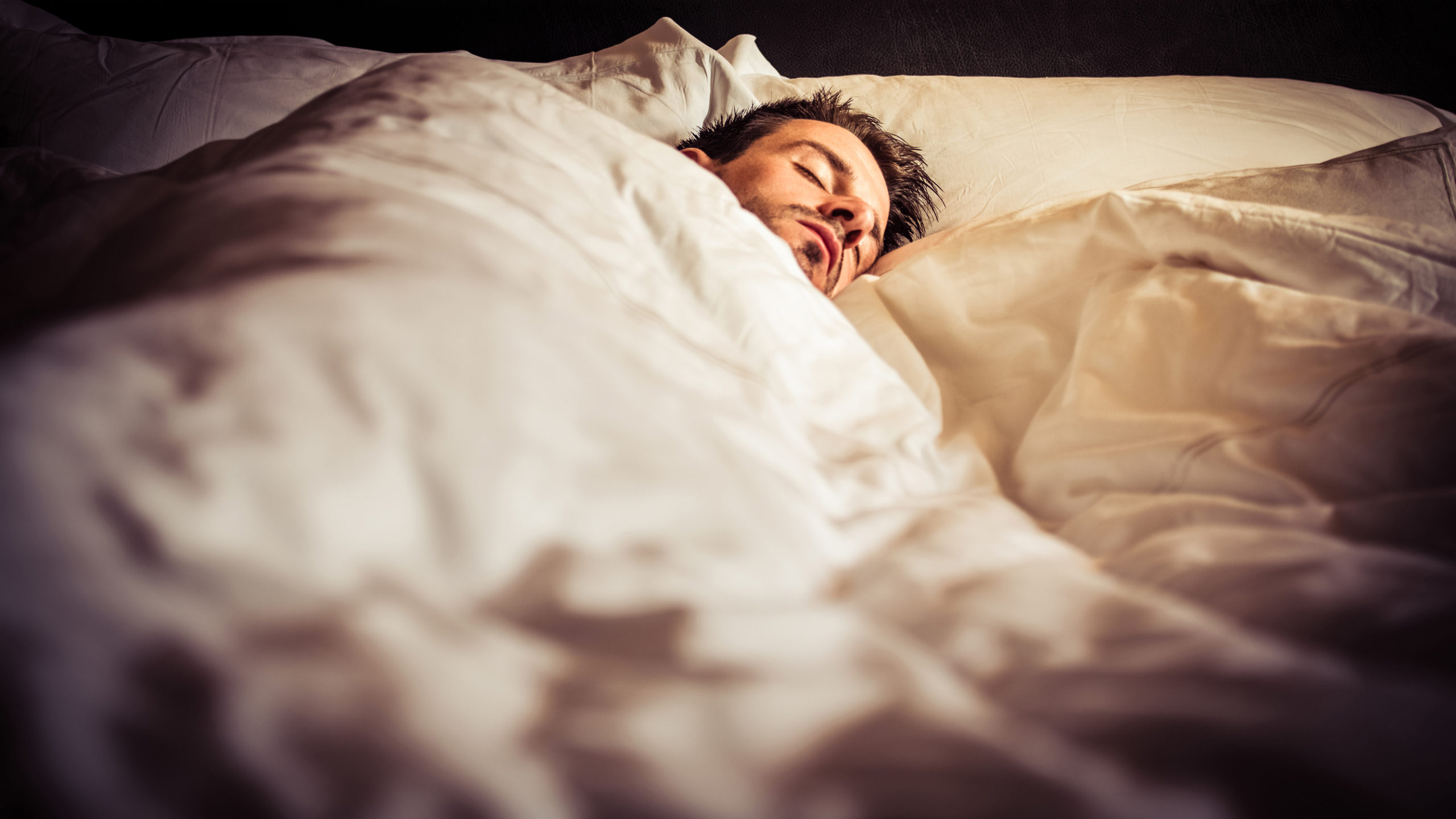 Ob wir nachts in einen guten Schlaf kommen, hängt von unserem Verhalten tagsüber ab.  Foto: David-W-/Photocase