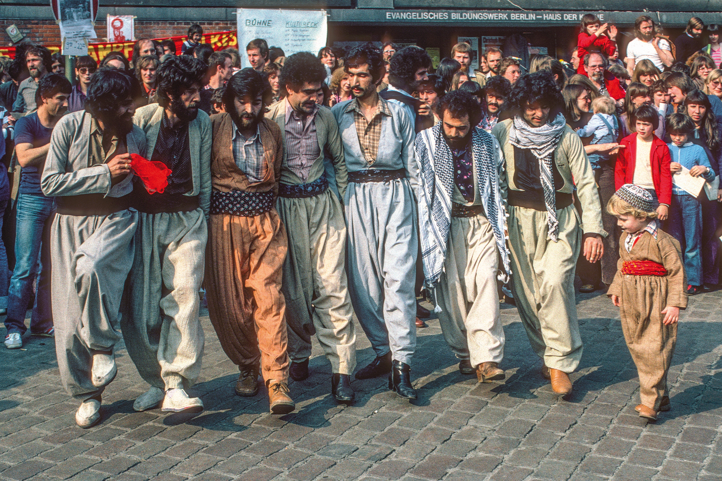 West-Berlin von Gottfried Schenk: Kurdische Volkstanzgruppe, Karl-August-Platz, 1980. Foto: Gottfried Schenk