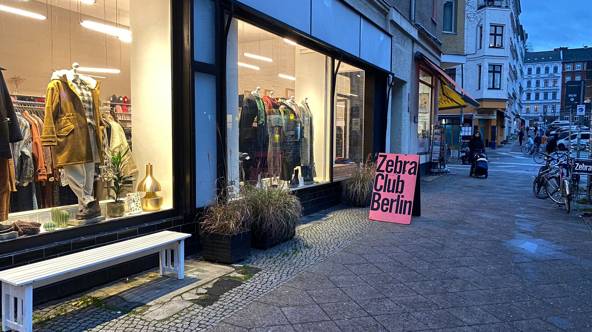 Winterkleidung shoppen in Berlin Der Zebra Club betreibt zwei Filialen, die beide im Kreuzberger Bergmannkiez liegen. Die Auswahl an Damen- und Herrenmode hier ist modern und vielseitig.