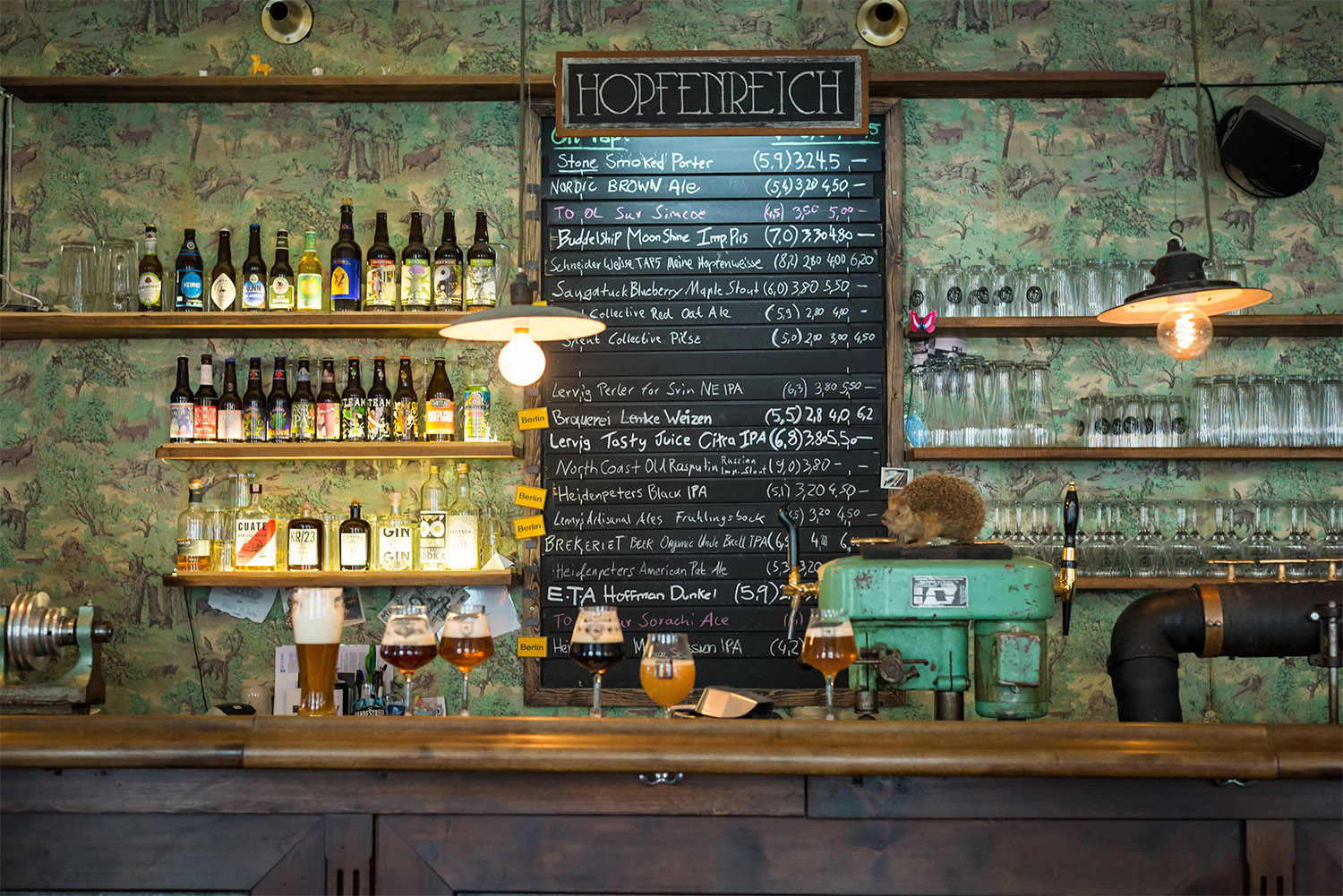 Einige Bars in Kreuzberg wie das Hopfenreich haben sich ganz dem Biergenuss verschrieben.