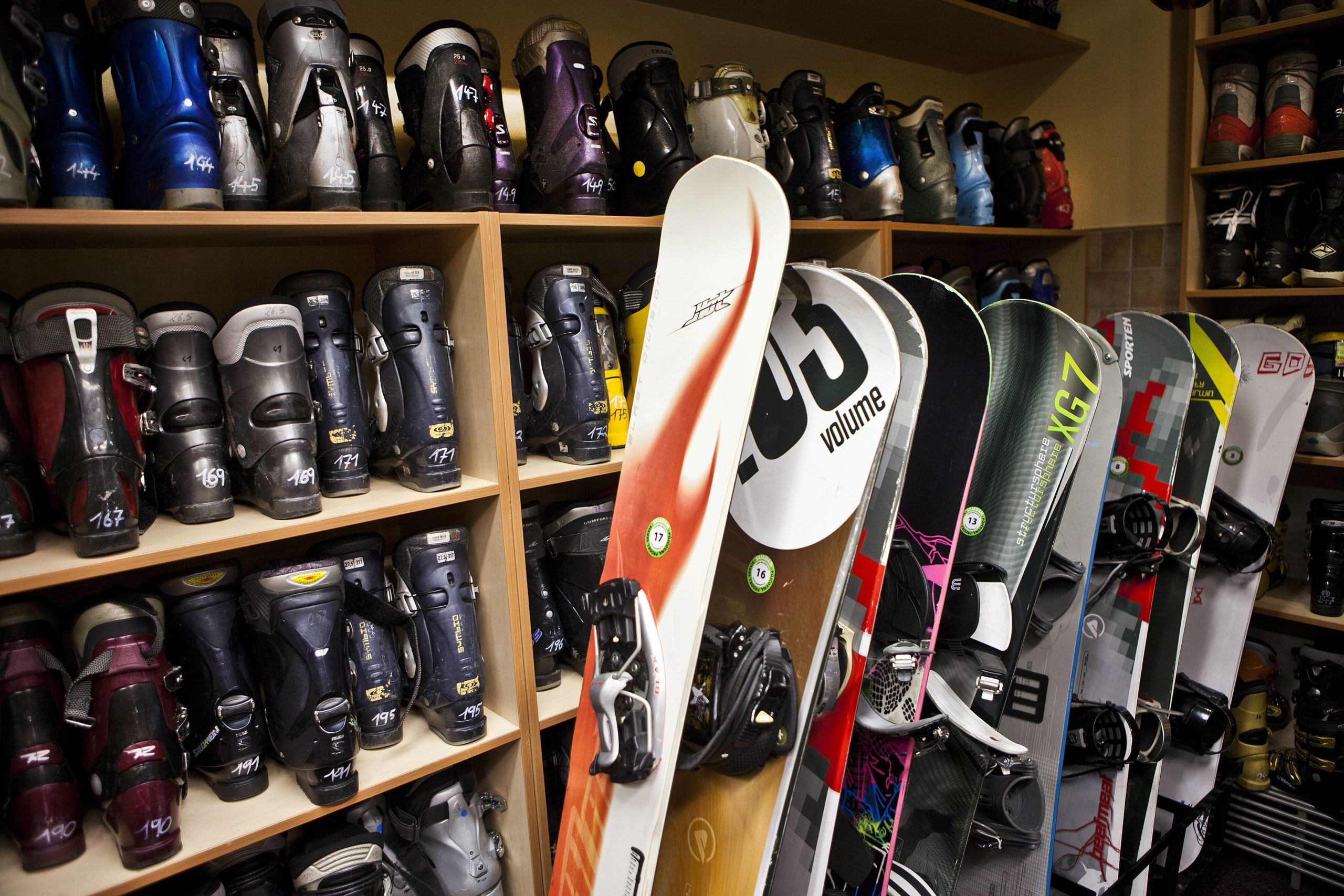 Schweiz in Berlin Wer keine eigene Wintersportausrüstung besitzt, kann sich für den nächsten Ski- oder Snowboard-Urlaub das nötige Equipment bei Boarderline Berlin leihen.