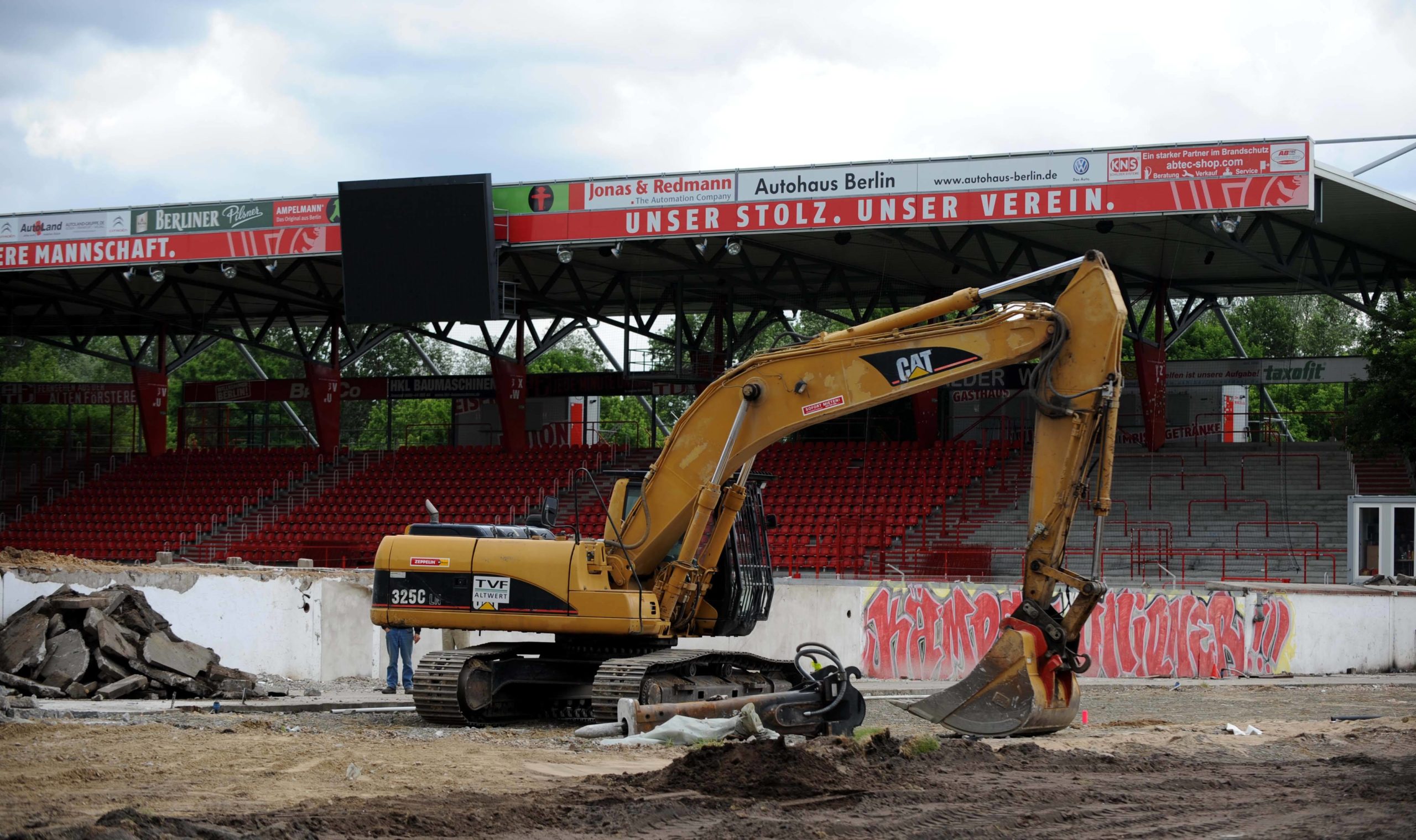 Abriss in Berlin: Reste der Haupttribüne im alten Stadion des 1. FC Union Berlin, 2012. Foto: Imago/Matthias Koch