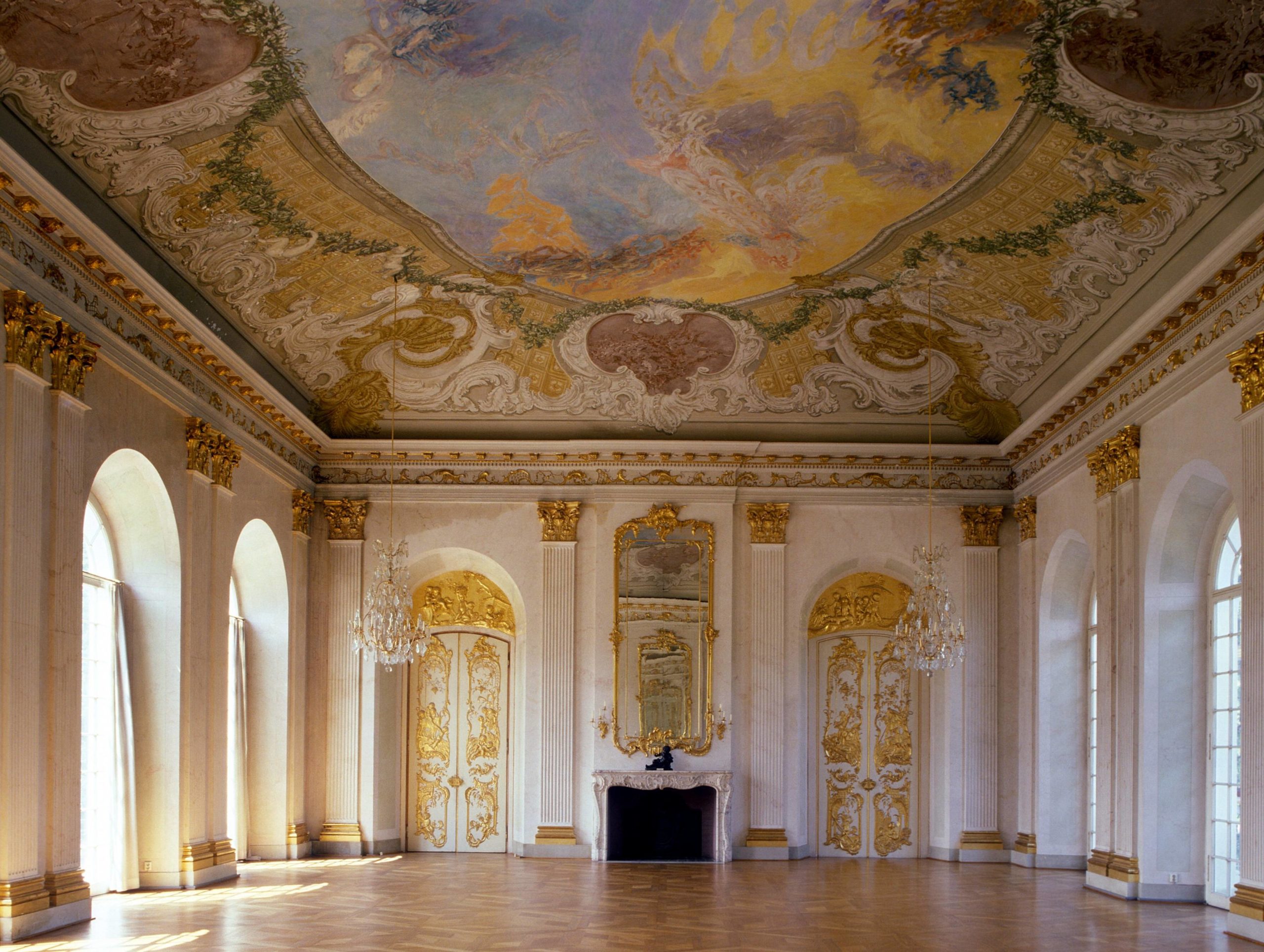 Silvester in Berlin Klassische Klänge erklingen zu Silvester im Weißen Saal des Schlosses Charlottenburg.