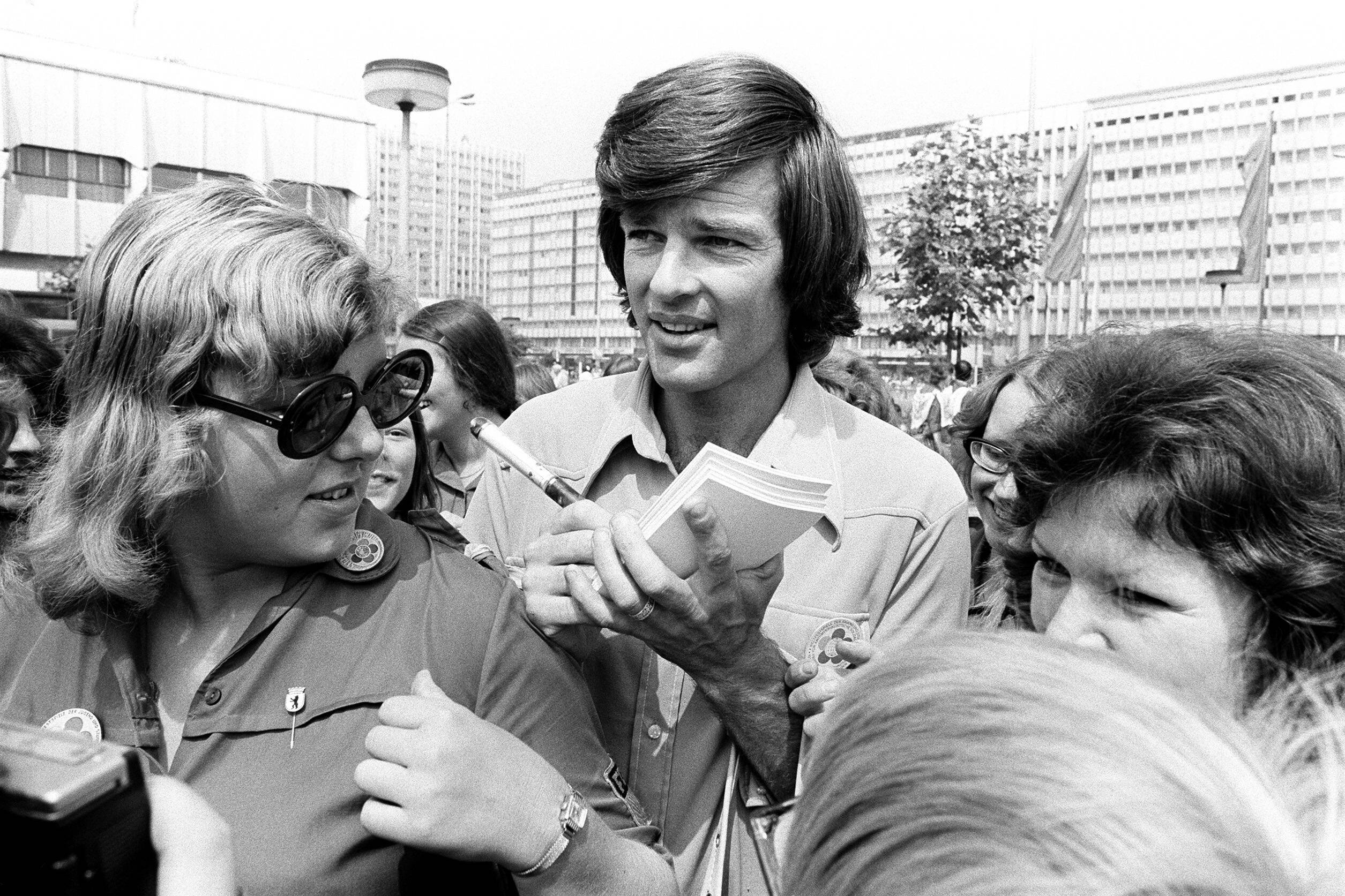 Berlin und die USA: US-Sänger Dean Reed gibt Autogramme während der Weltjugendspiele in Ost-Berlin, 1973. Foto: Imago/Sven Simon