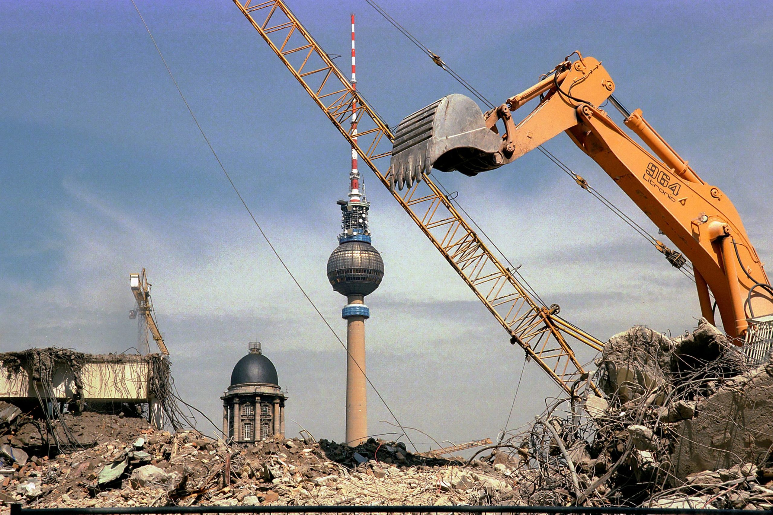 Abriss in Berlin: Abrissarbeiten vor dem Fernsehturm, 1998. Foto: Imago/Lem