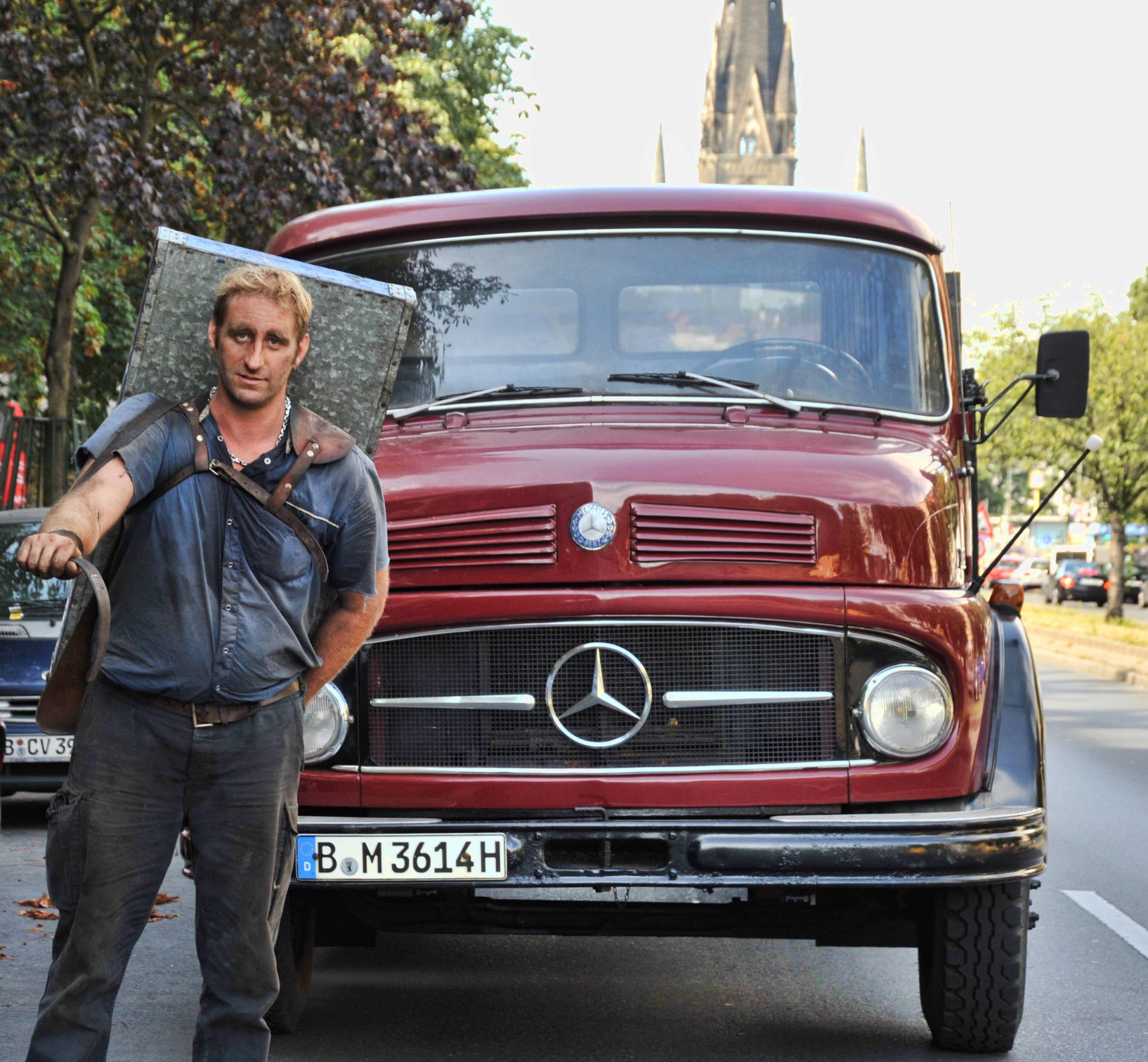 Einflussreiche Berliner Familien: Tobias Kögler mit dem alten Mercedes-Transporter der Kohlenhändler-Familie. 