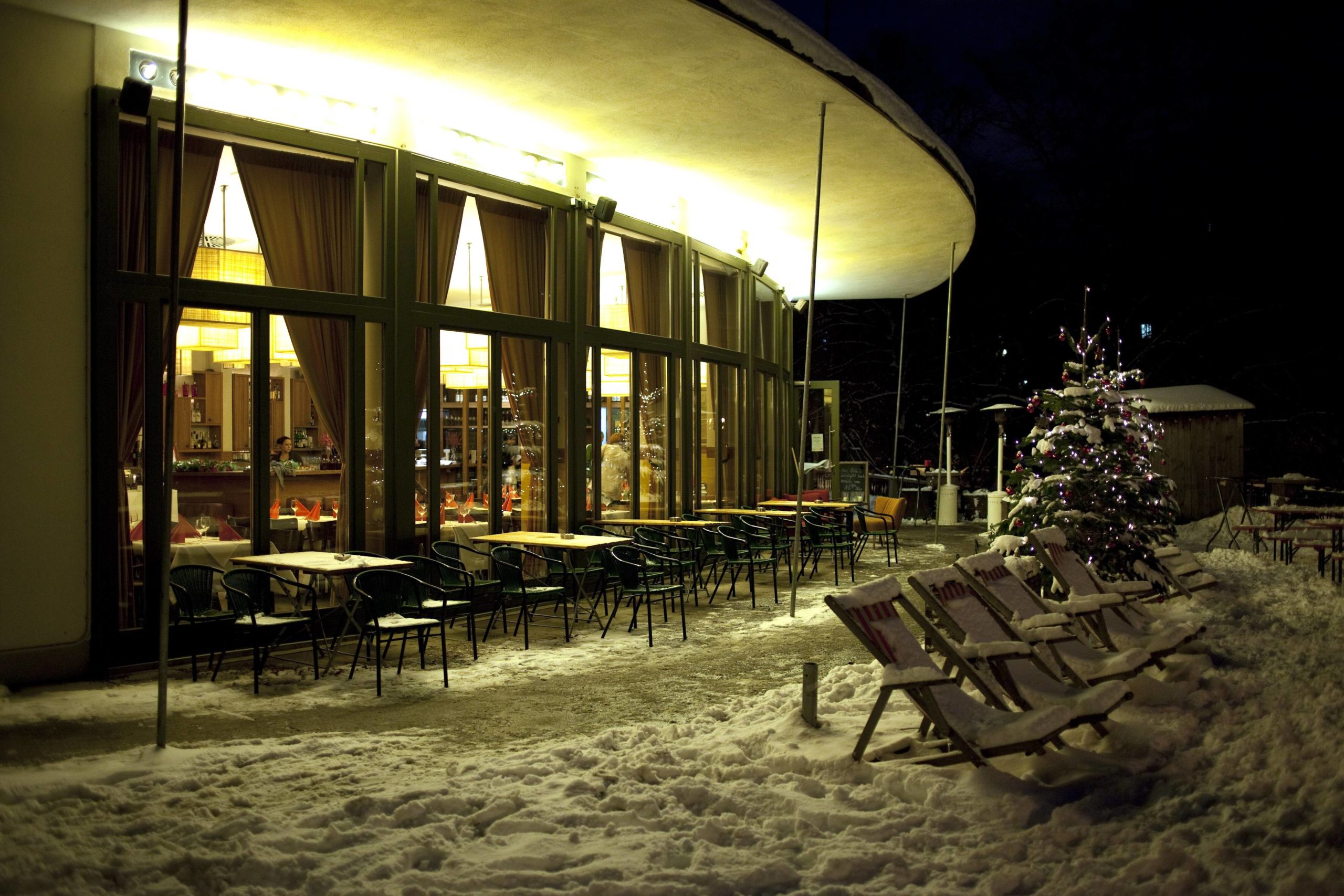 Schweiz in Berlin Gemütliches Restaurant mit großer Terrasse und Schweizer Küche: Das Nola's am Weinberg war zu jeder Jahreszeit eine stimmungsvolle Adresse.