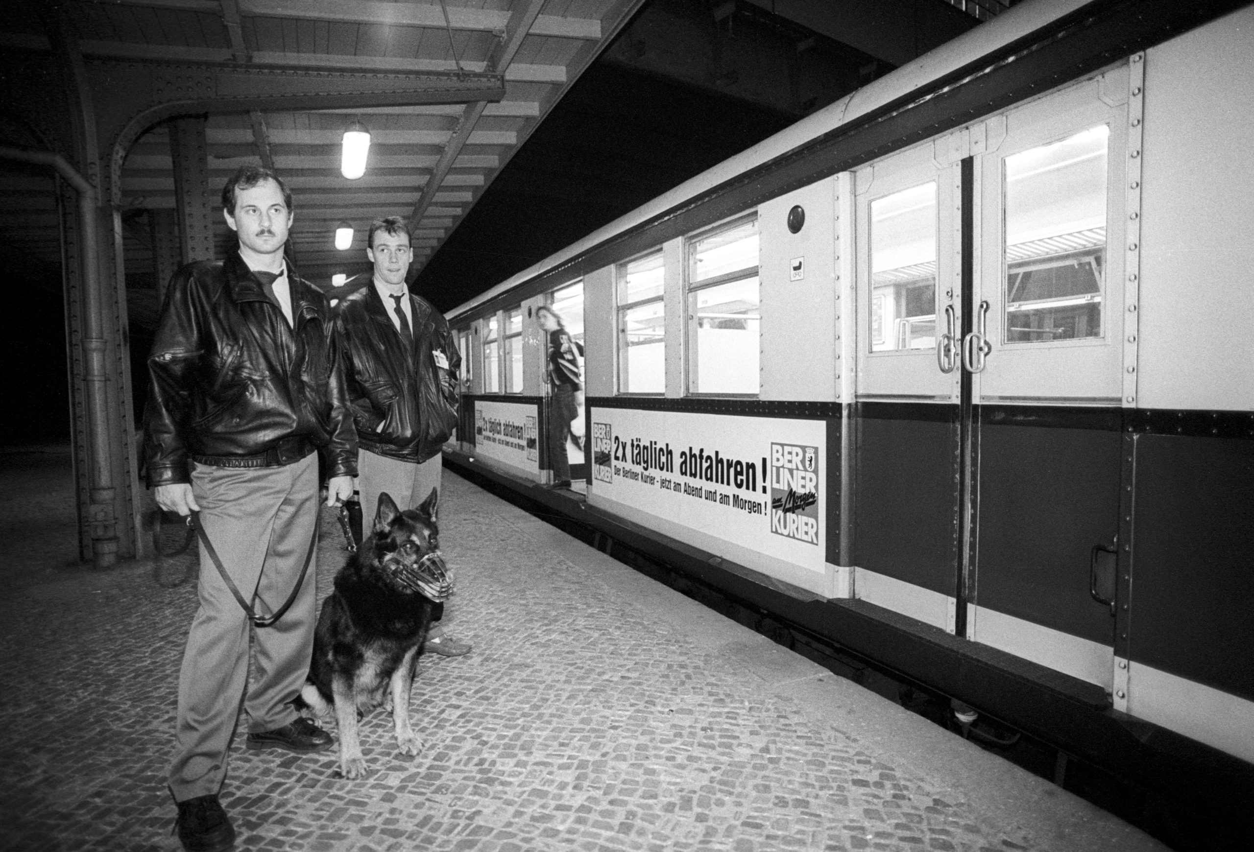 Hunde in Ost-Berlin: Wachdienst beim Patrouillieren auf dem S-Bahnhof Ostkreuz, 1991. Foto: Imago/Detlev Konnerth