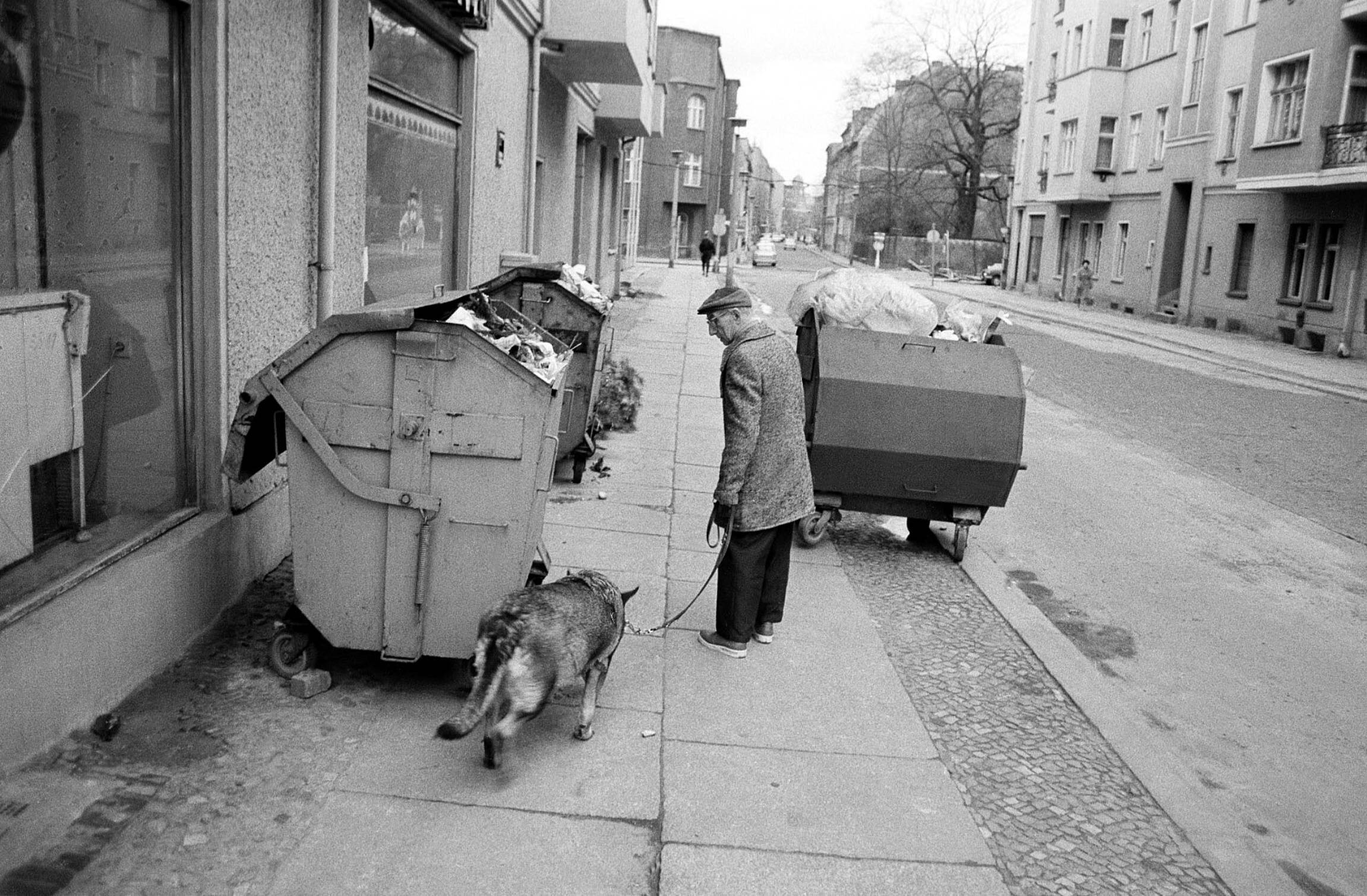 Hunde in Ost-Berlin: Gassigehen im Scheunenviertel, 1988. Foto: Imago/Christian Thiel