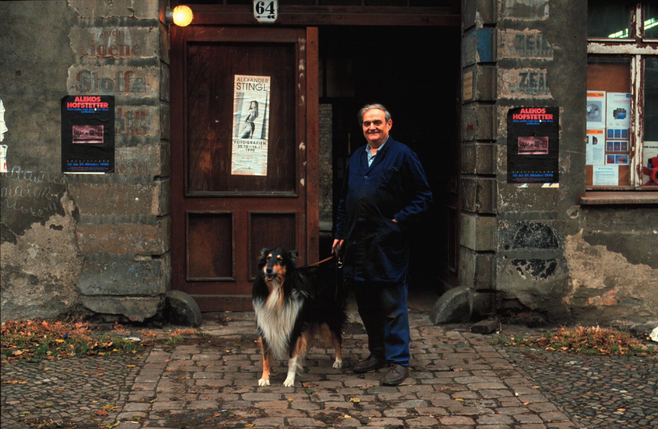 Mann mit Hund vor einem Hauseingang in der Wörther Strasse, Prenzlauer Berg, 1990. Foto: Imago/Rolf Zöllner