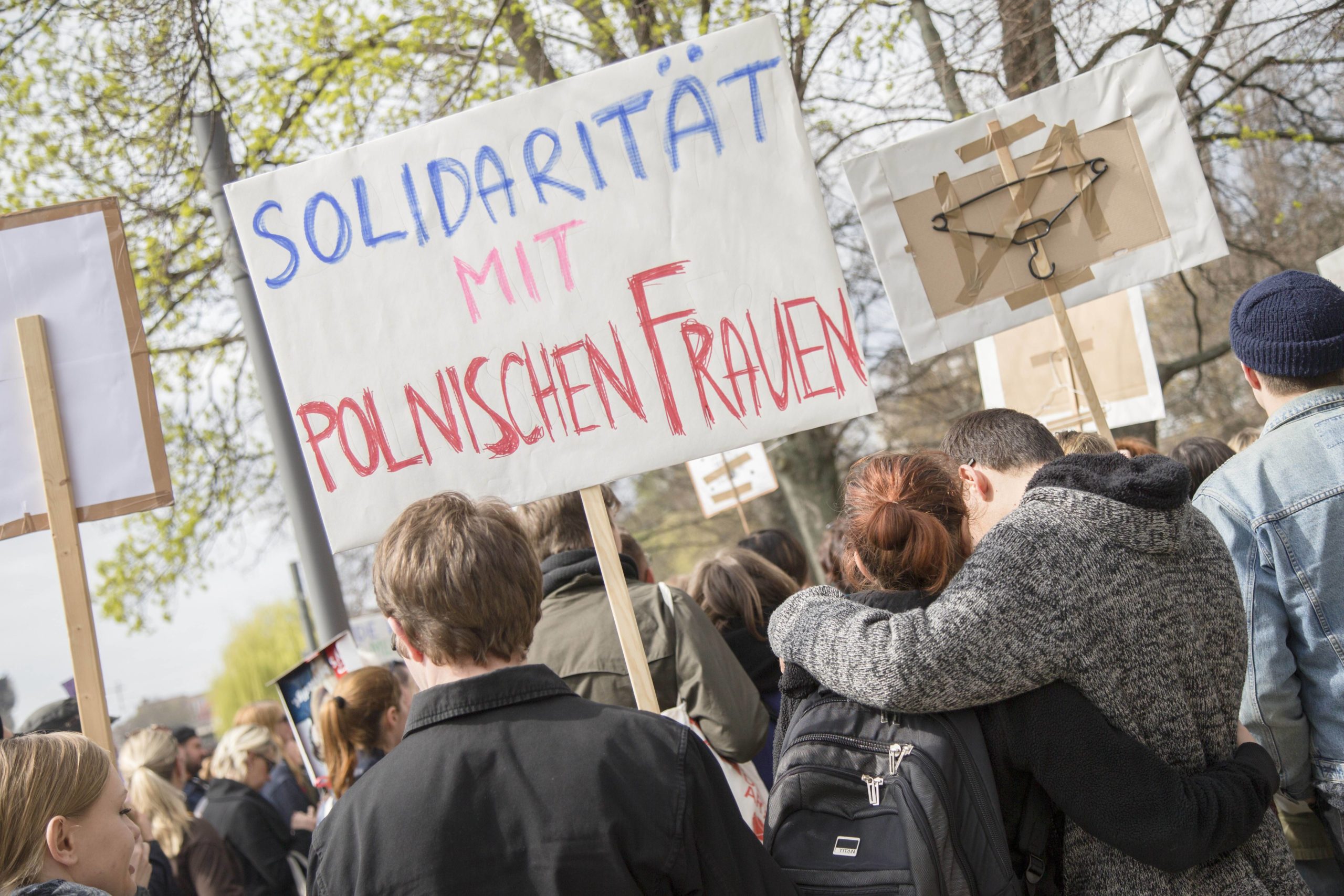 Berlin und Polen: Proteste gegen die Verschärfung der Abtreibungsgesetze in Polen vor dem Polnischen Institut in Berlin, 2016. Foto: Imago/Zuma Press