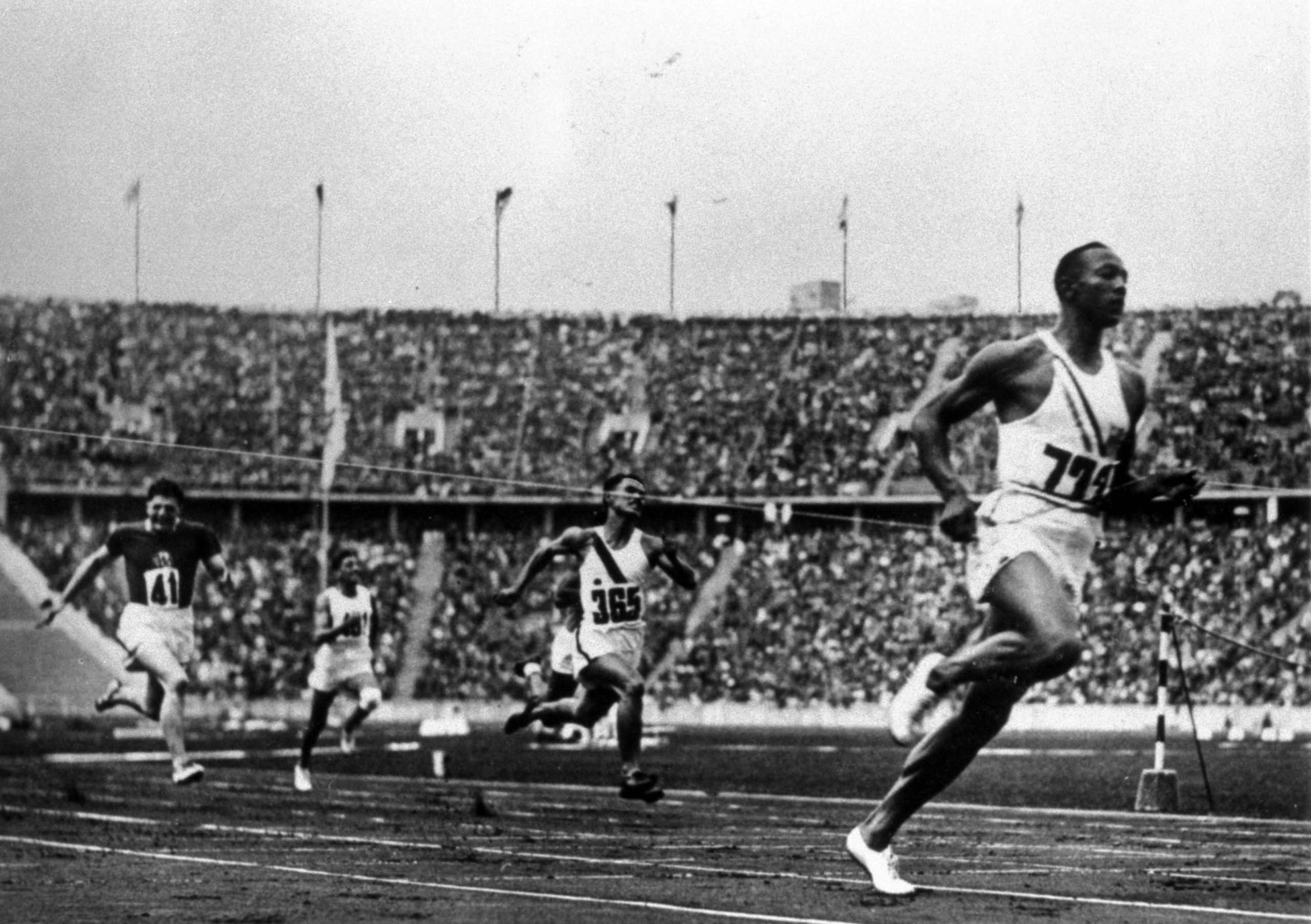 Berlin und die USA: Der US-Leichtathlet Jesse Owens war 1936 der Superstar der Olympischen Spiele in Berlin. Zum Ärger des Führers. Foto: Imago/Wha/United Archives