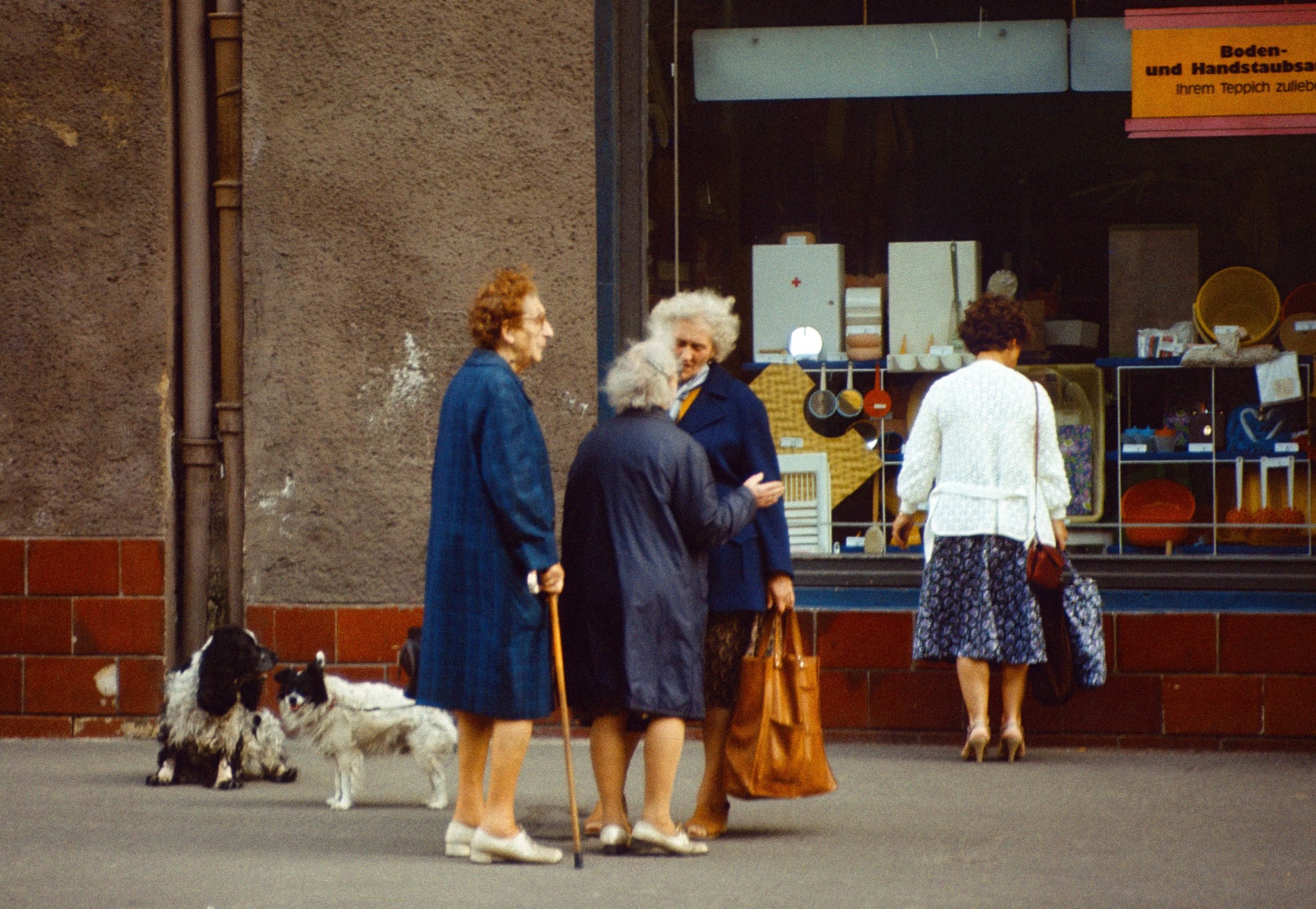 Ältere Frauen unterhalten sich auf der Strasse, Ost-Berlin 1985. Foto: Imago/Frank Sorge