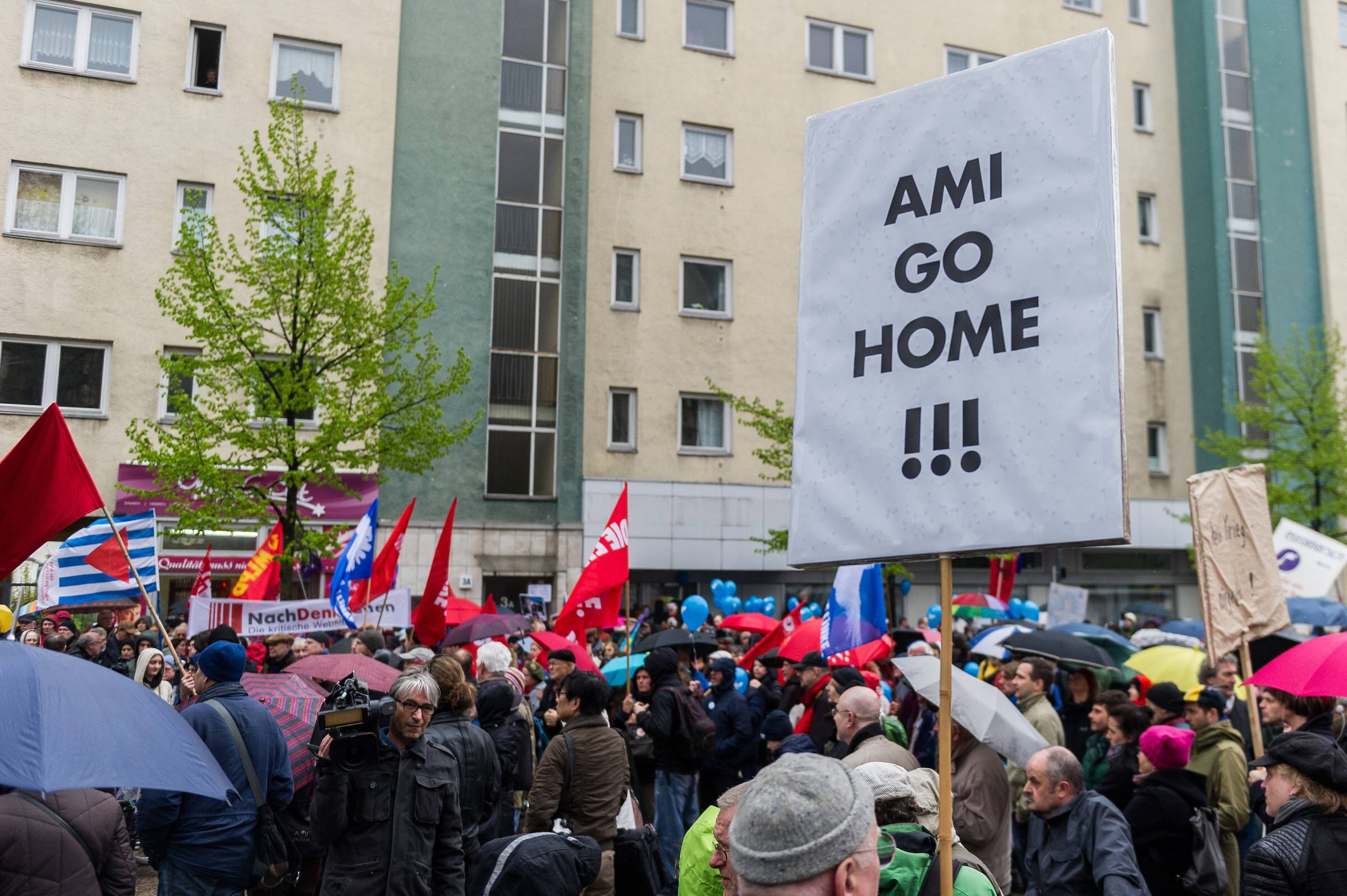 "Ami go home!!!", Plakat beim Ostermarsch 2017 in Berlin. Foto: Imago/Markus Heine