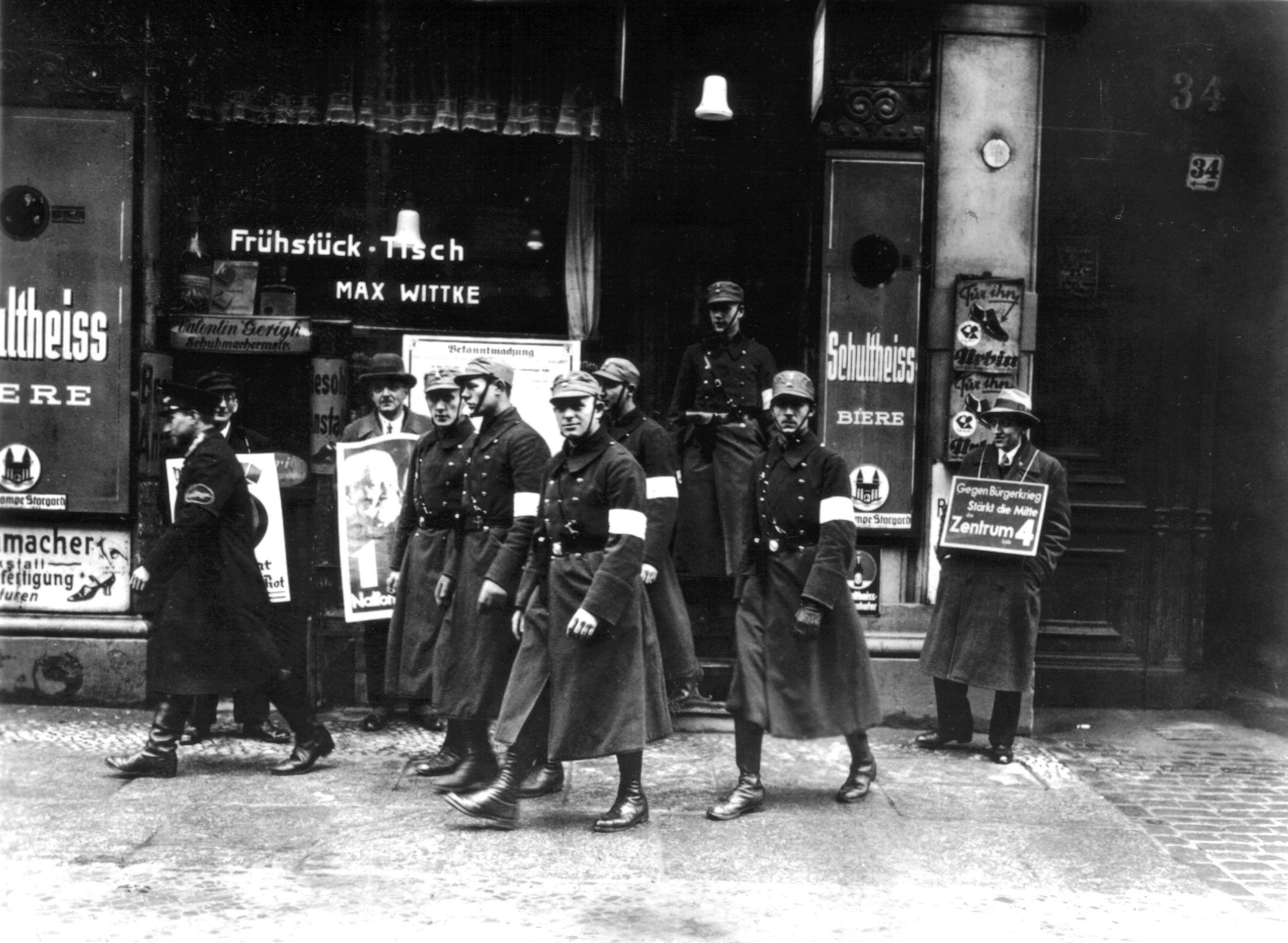 Berlin im Dritten Reich: Die Schutzpolizei durchsucht einen Laden in Berlin, 1933. Foto: Imago/Photo12/Archives Snark
