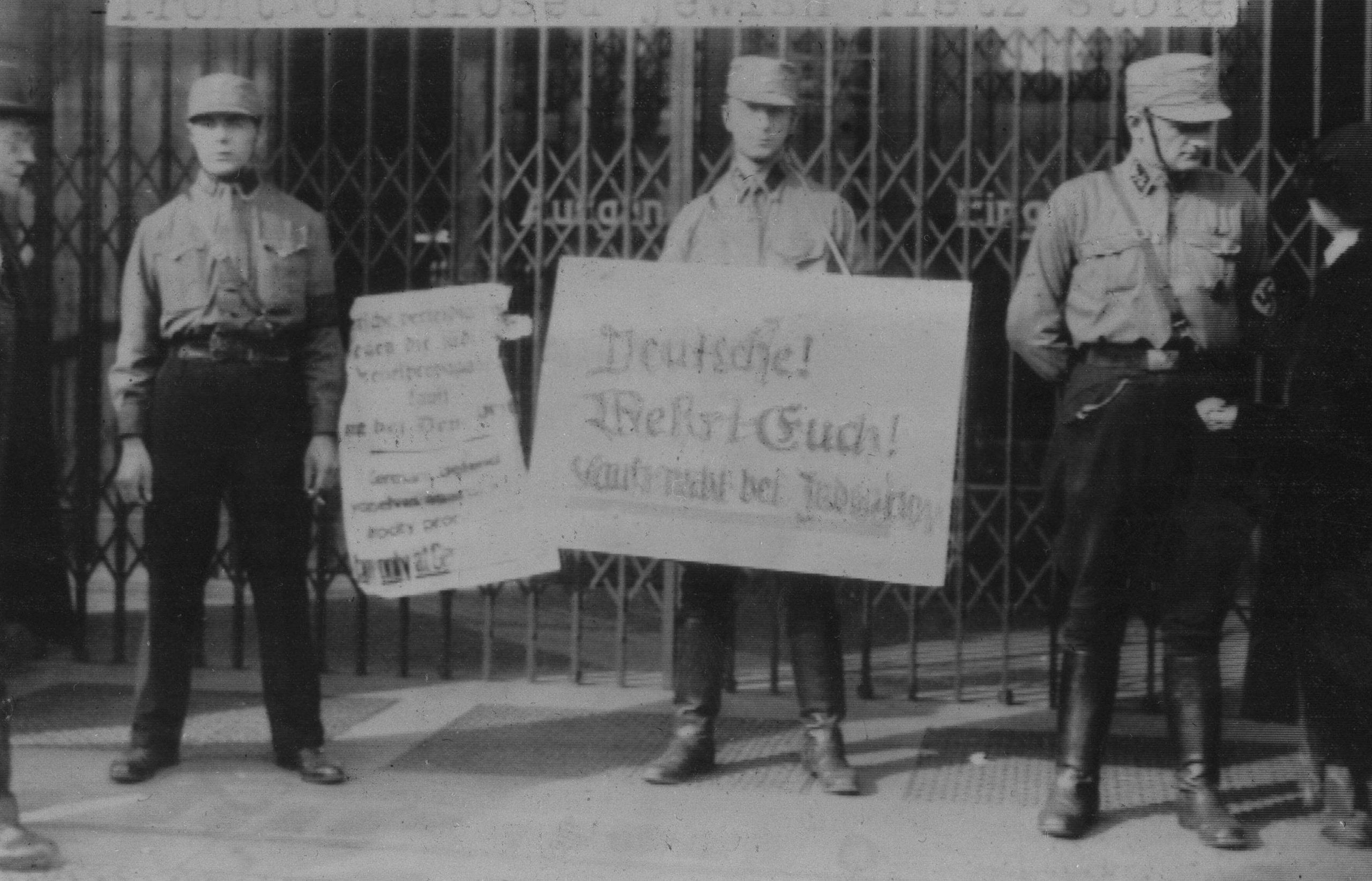 "Deutsche! Kauft nicht bei Juden!" – Antisemitismus gehörte zum Alltag in Berlin im Dritten Reich, 1933. Foto: Imago/Photo12/Photosvintages 