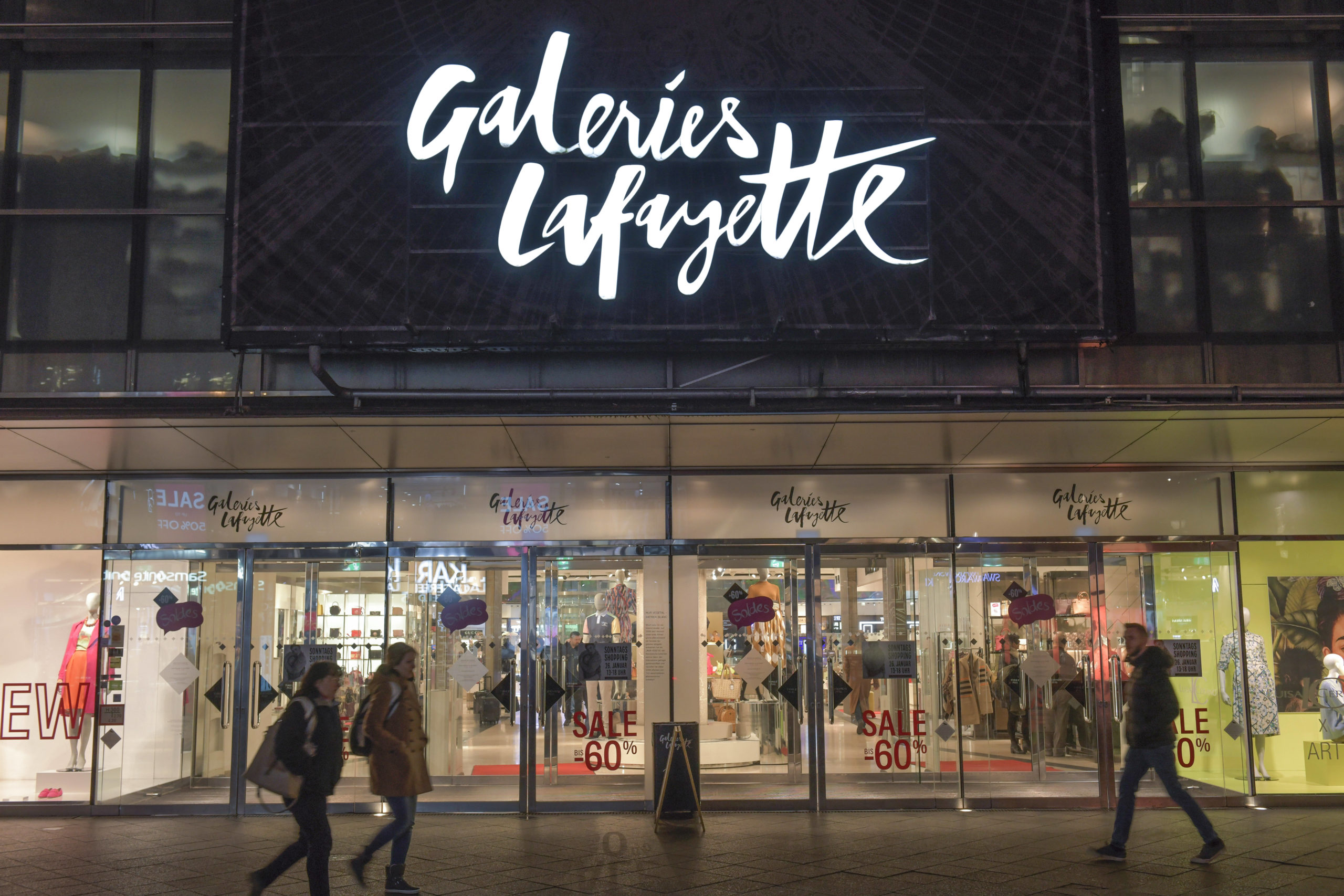 shoppen in Mitte In Mitte schlägt Berlins französisches Herz: Ein Einkaufstag in der Galeries Lafayette fühlt sich ein bisschen an wie ein Spaziergang an der Seine in Paris.