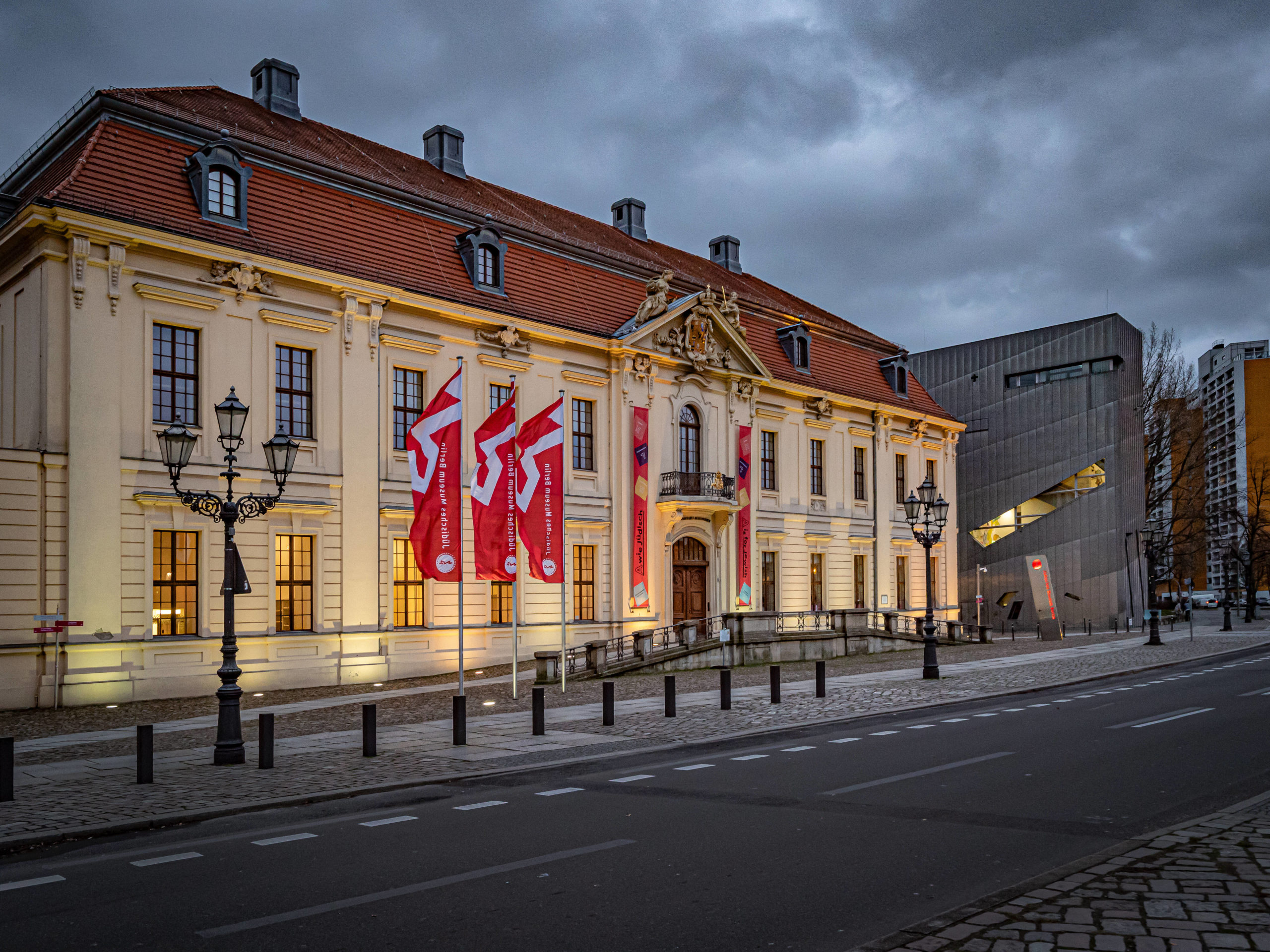 Das Jüdische Museum besteht aus einem barocken Gebäude und dem spektakulären Neubau von Daniel Libeskind. Foto: Imago/Jürgen Ritter