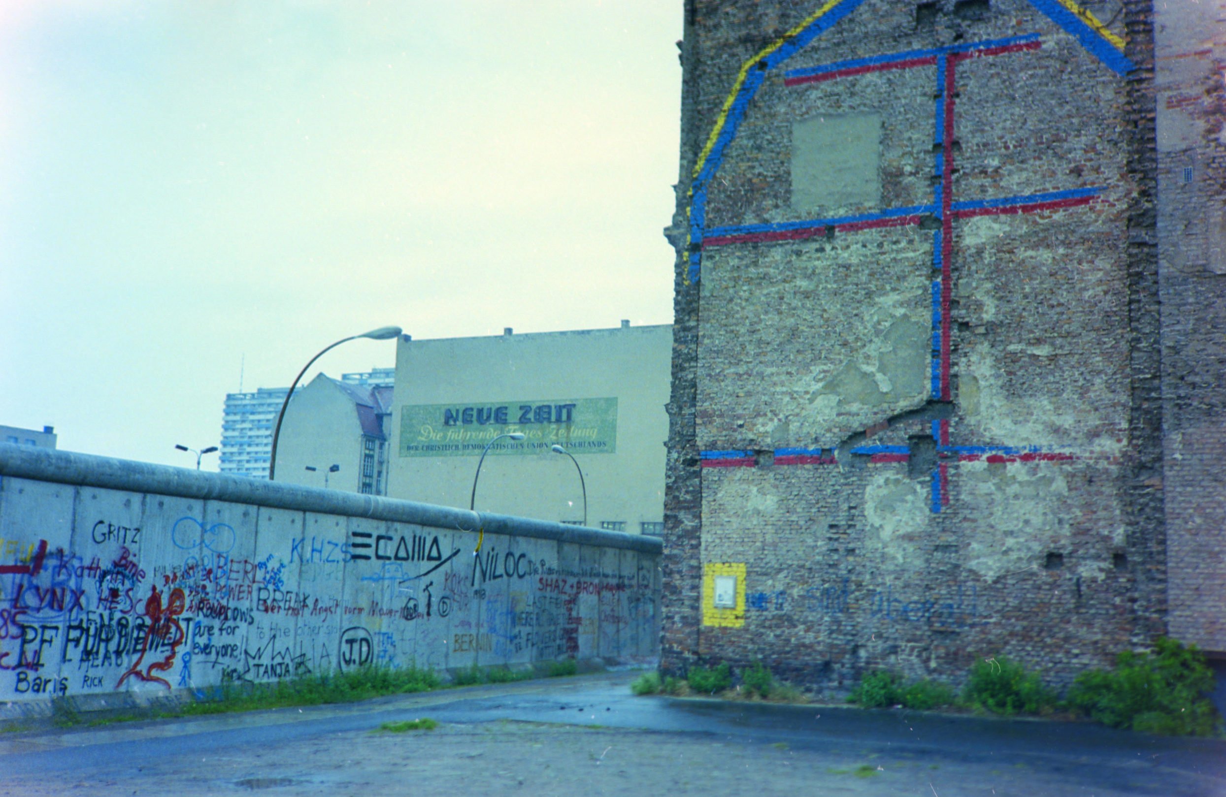 Blick über die Mauer von Kreuzberg nach Mitte. Foto: Imago/Serienlicht