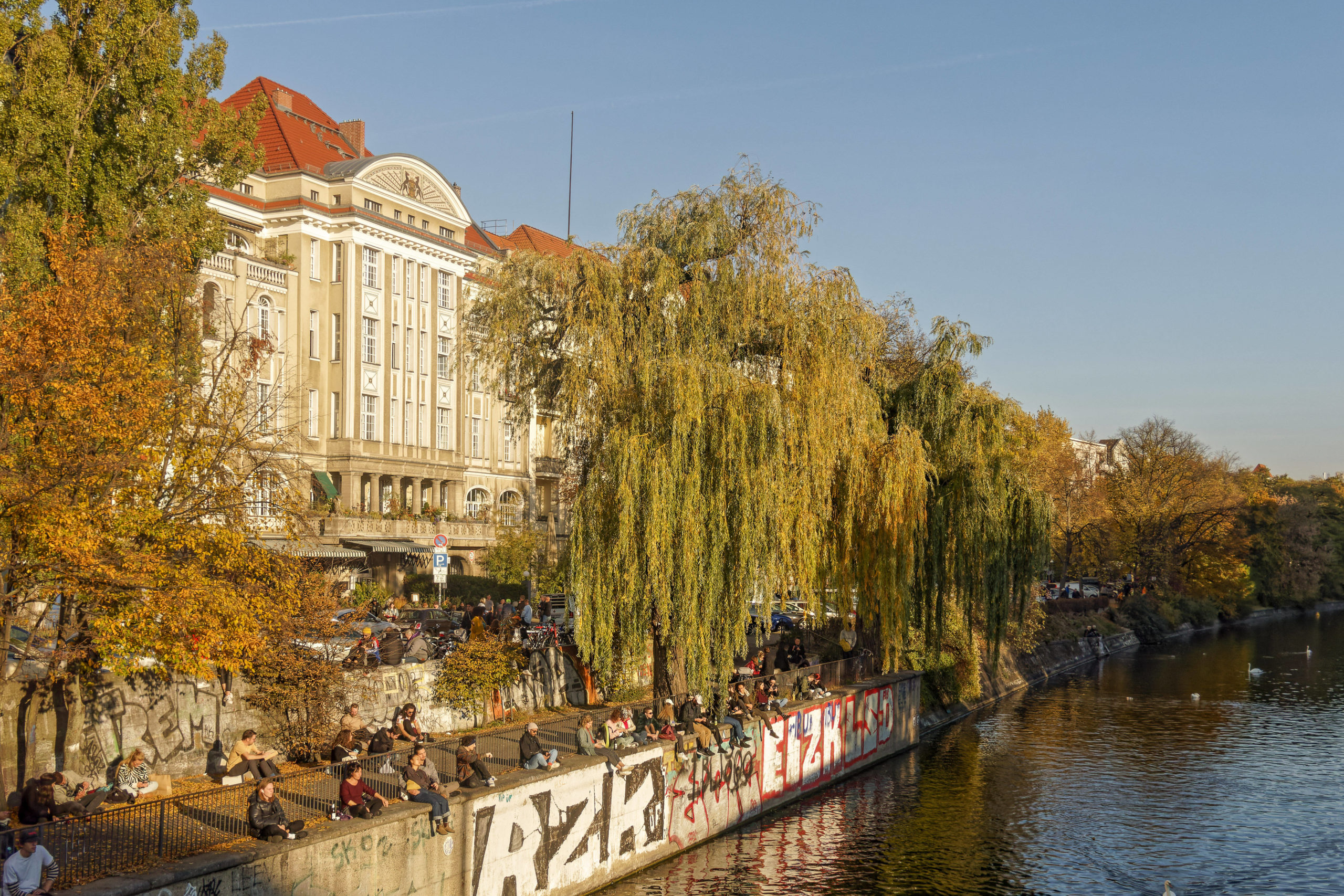 Am Landwehrkanal kam der goldene Herbst besonders zur Geltung. Foto: Imago/Jürgen Held