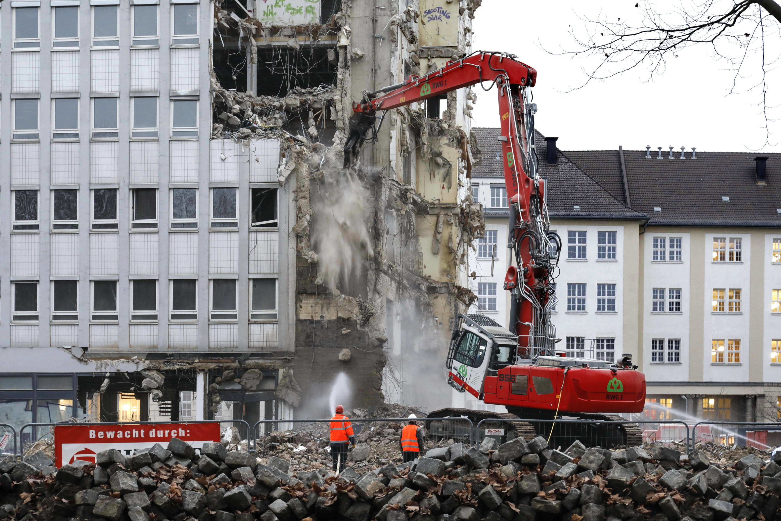 Ein Schöneberger Verwaltungsgebäude aus den 1960er-Jahren wird mit einer Abbruchmaschine abgerissen. Foto: Imago/Jochen Eckel