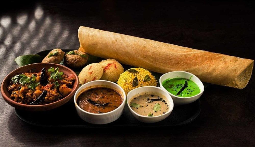 Ein Thali mit einer Dosa, Idli, Vada, Curries und Chutneys im Saravanaa Bhavan indische Küche in Berlin