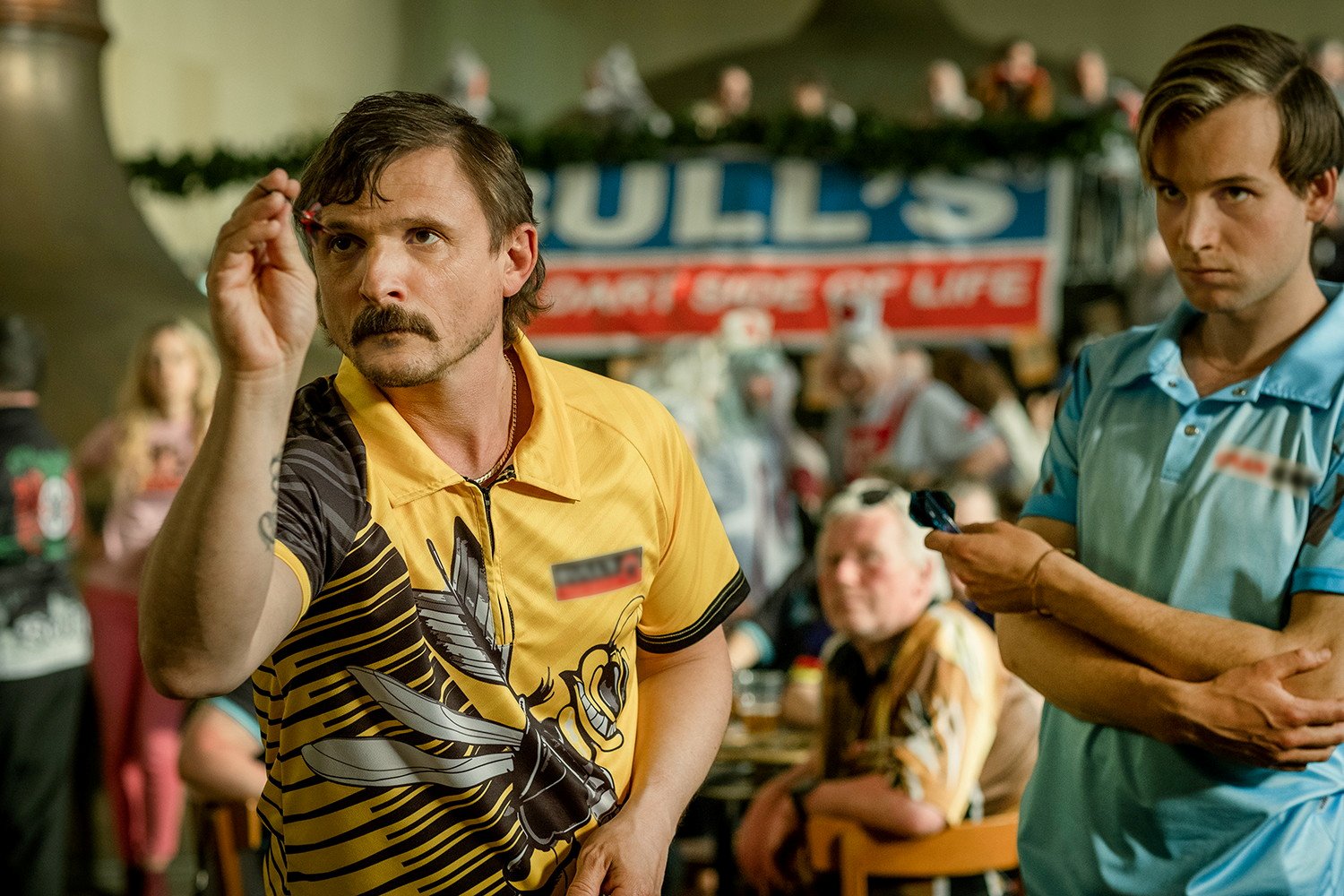 Florian Lukas spielt Eddie Frotzke in der Serie "Die Wespe". Wir sprachen mit dem Schauspieler über Darts, Berlin, Frisuren und mehr. Foto: © 2021 Sky Deutschland/Gaumont GmbH/Nadja Klier