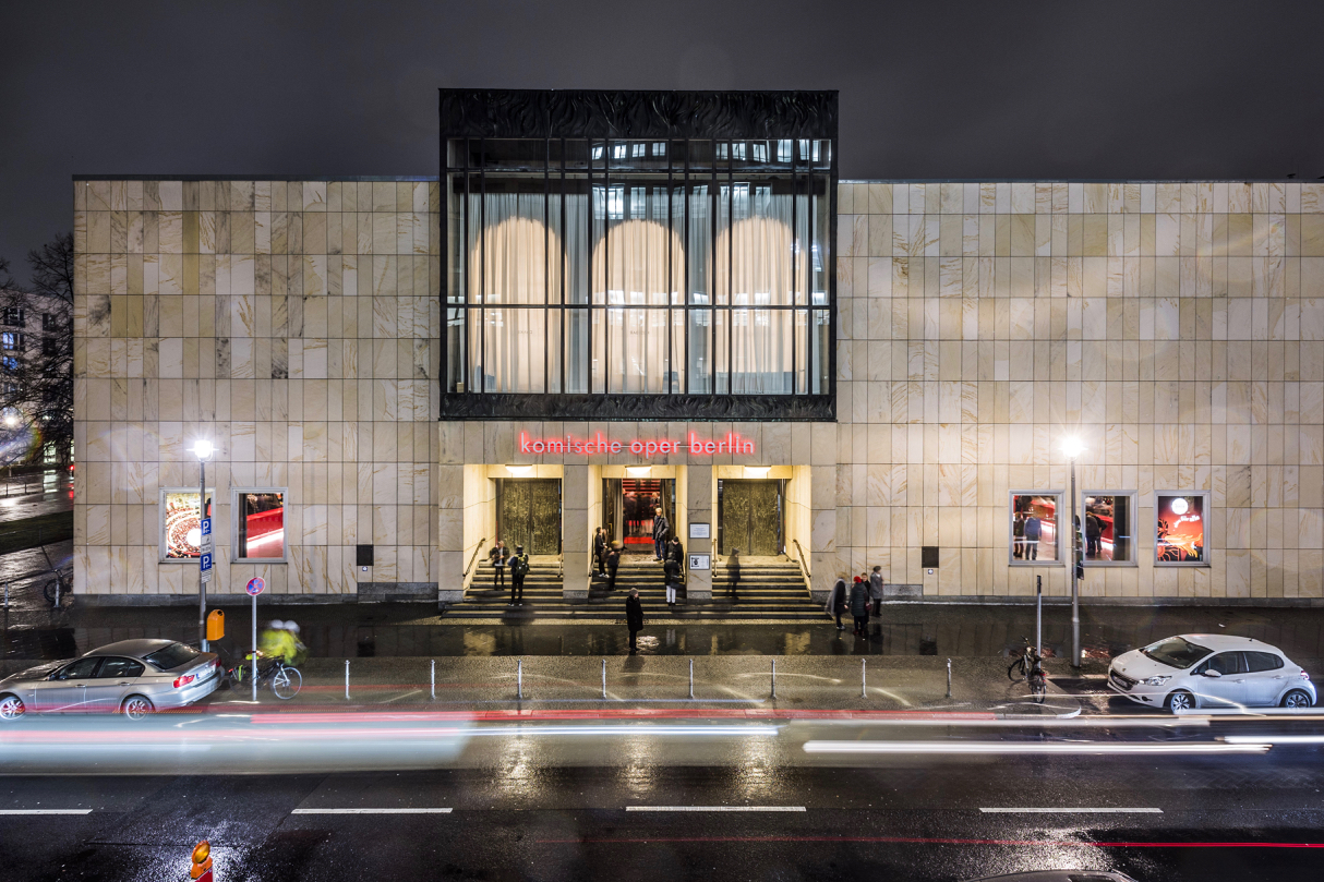 Die Komische Oper Berlin ist eines der führenden Musiktheaterhäuser in Berlin – und wurde mehrfach zum Opernhaus des Jahres gewählt. Foto: Jan Windszus Photography