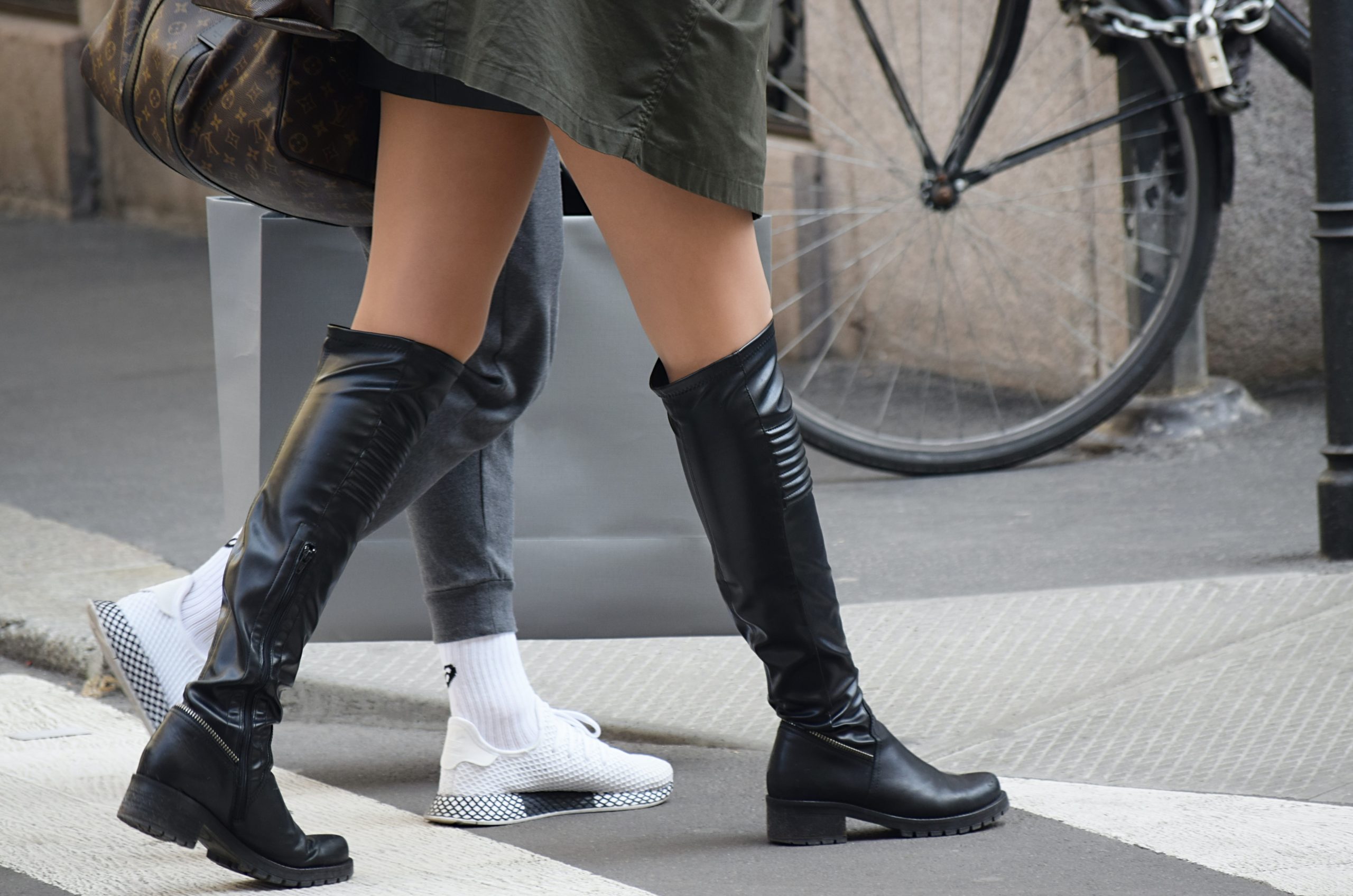 Stiefel mit besonders dicker Sohle sowie Overknees liegen derzeit sehr im Trend. Foto: Unsplash/Chris Barbalis
