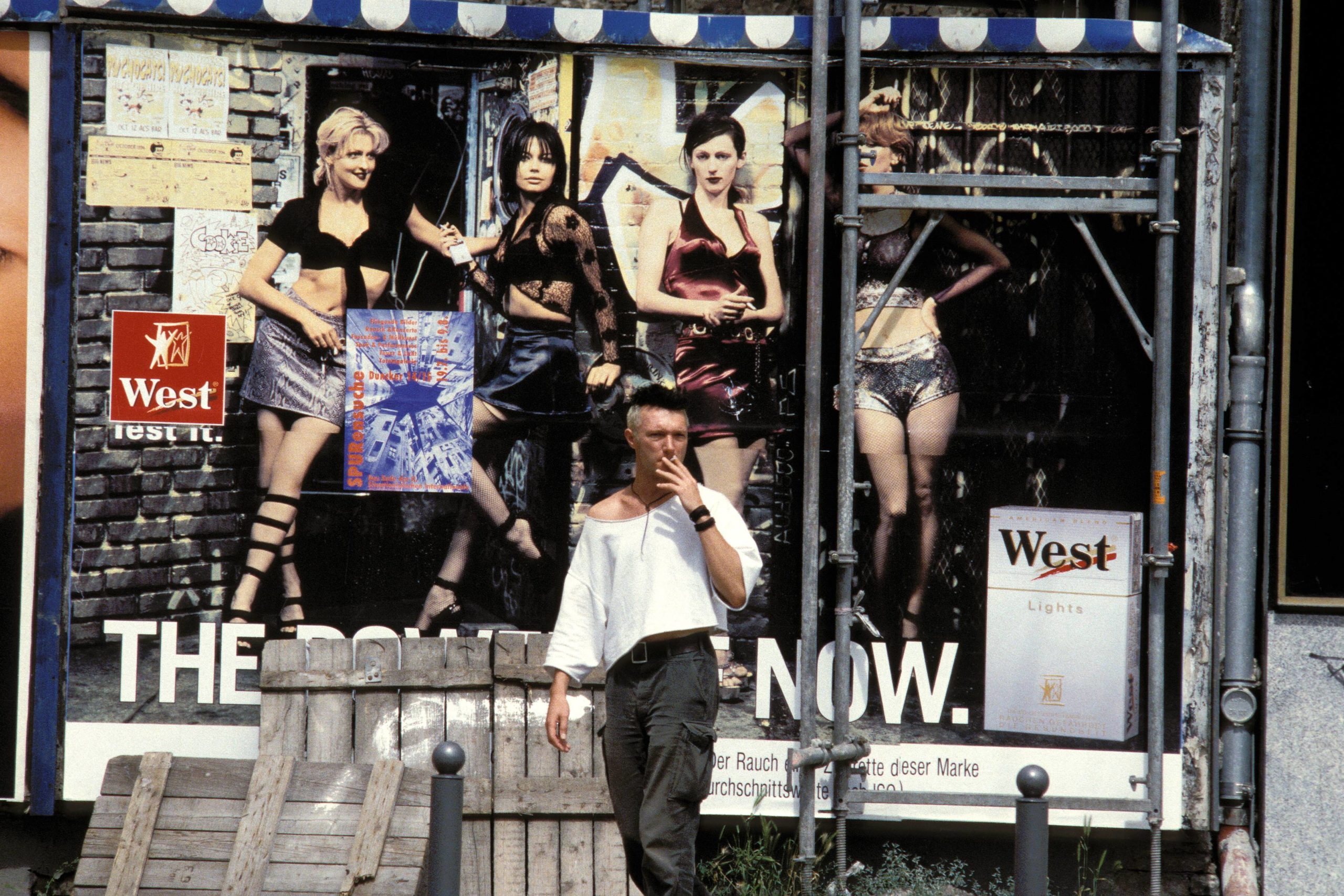 Diese Dinge sind verschwunden: Rauchender Punk vor einem Werbeplakat der Zigarettenmarke West, 1998. Foto: Imago/Rüttimann