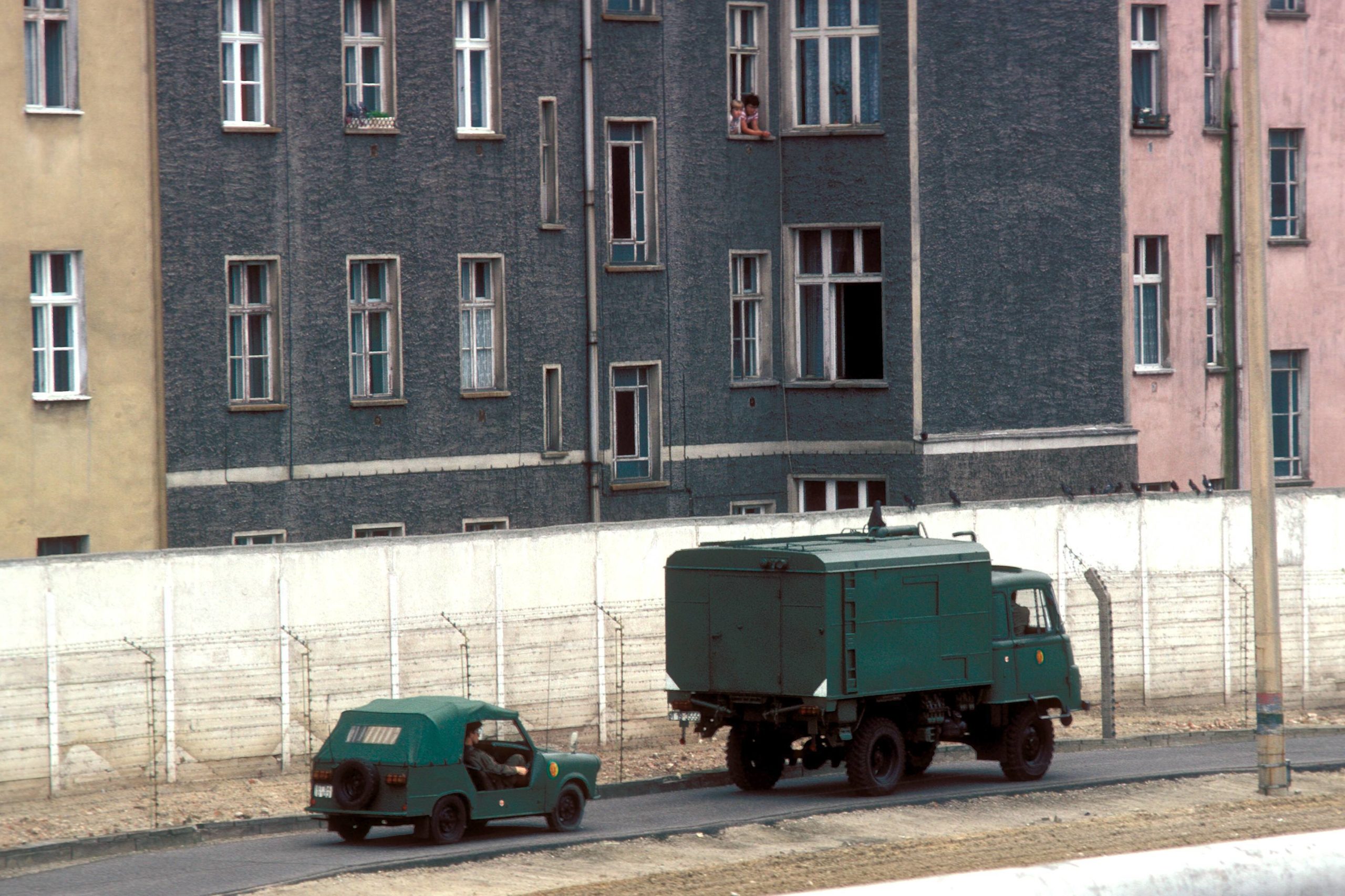 DDR-Armeefahrzeuge an der Berliner Mauer. Foto: Imago/Günter Schneider