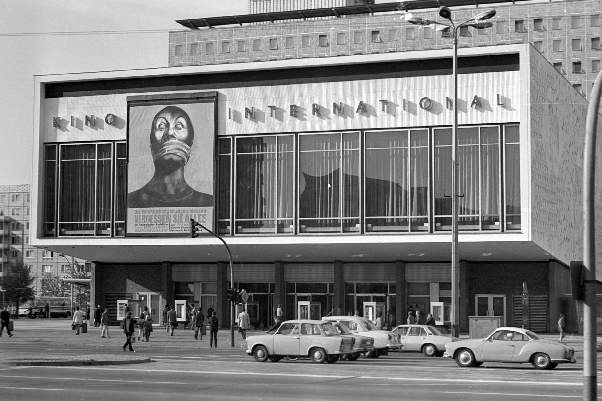 Kino International in Berlin mit einem Plakat eines Films von Damiano Damiani ("Die Untersuchung ist abgeschlossen - Vergessen sie alles"), 1972. Foto: Imago/Marco Bertram