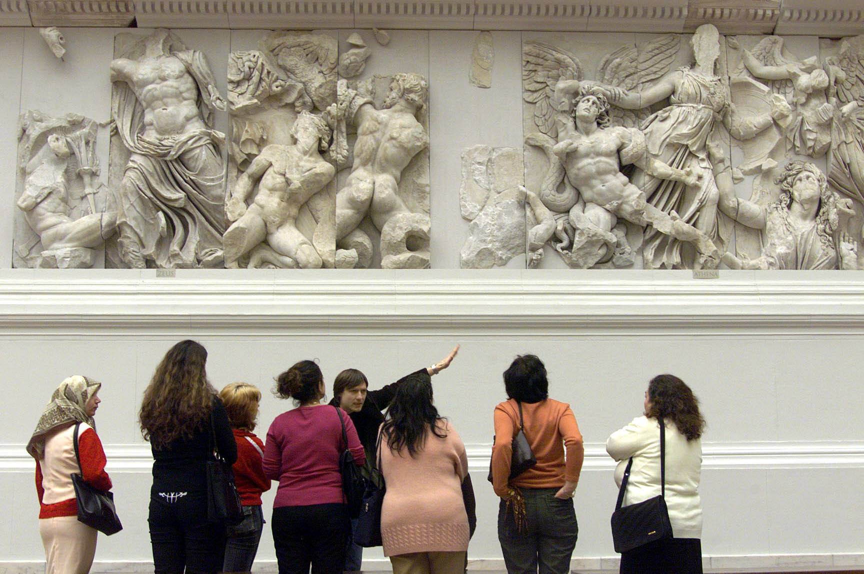 Griechenland in Berlin Eine Frauengruppe vor dem Zeusaltar im Pergamonmuseum: Ein eindrucksvolles Zeugnis hellenistischer Baukunst.