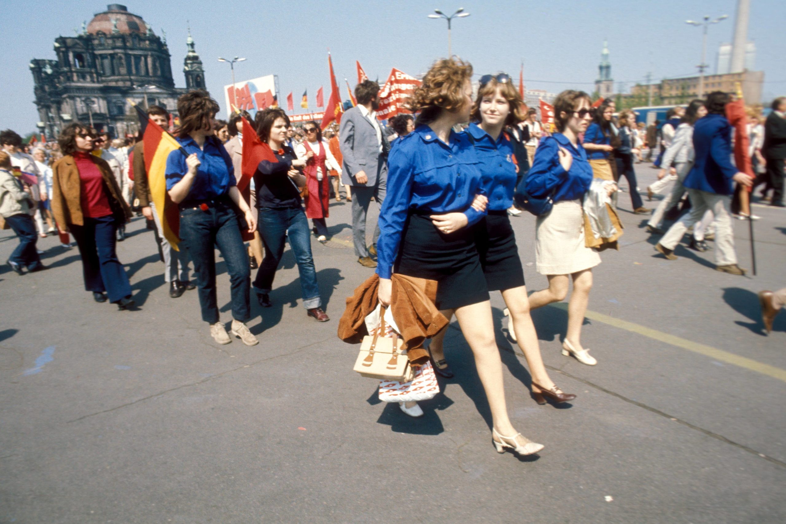 FDJ-Blauhemden während der Demonstration zum 1. Mai 1972 in Ost-Berlin. Foto: Imago/Sven Simon
