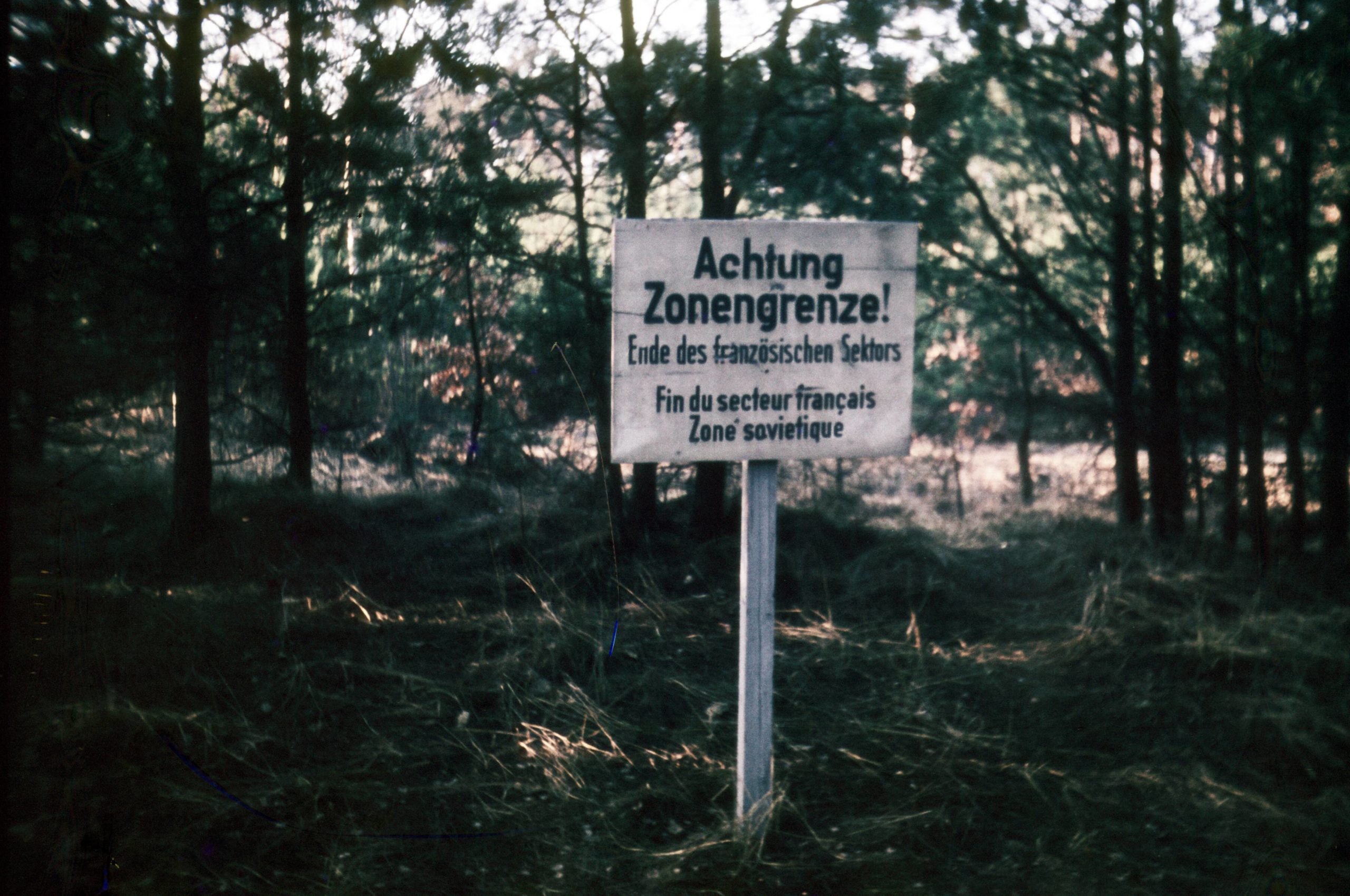 Ende des französischen Sektors - Schild im Grunewald. Foto: Imago/Seeliger
