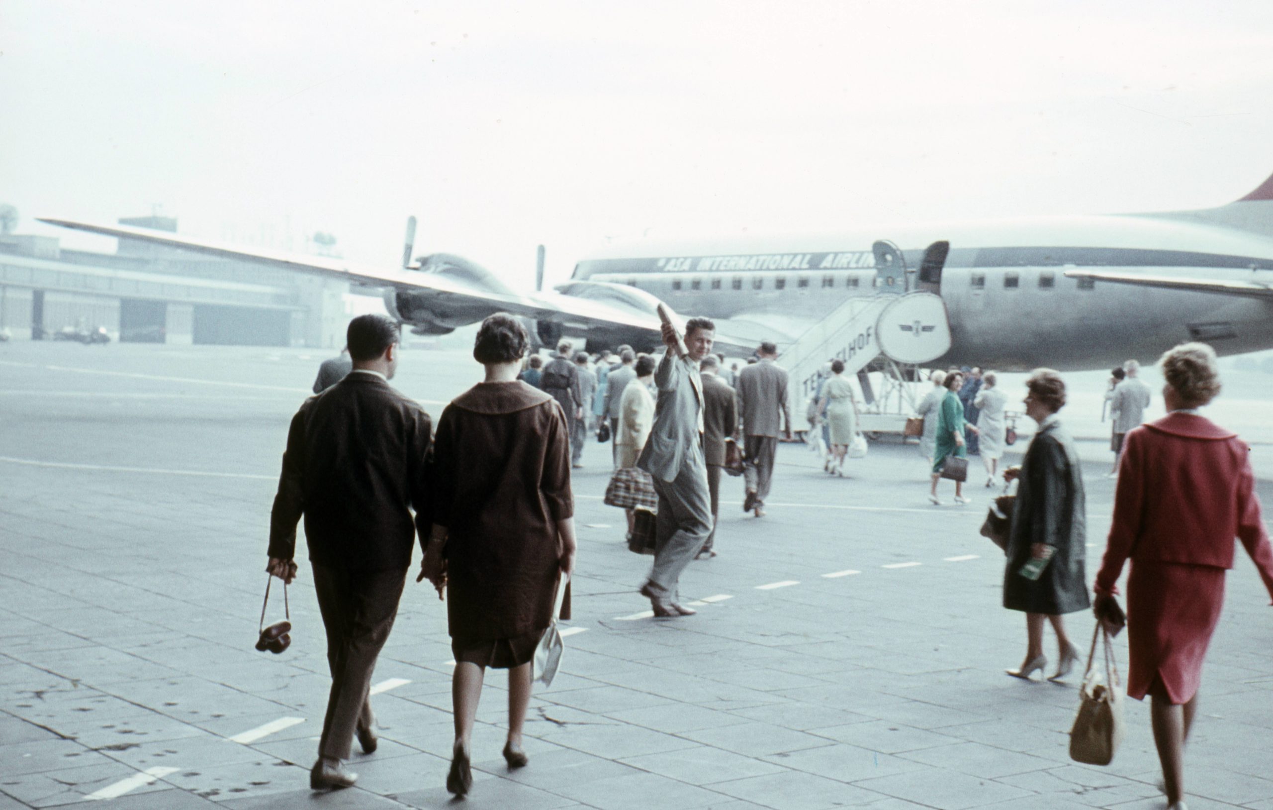 Passagiere steigen im August 1962 am Flughafen Tempelhof in eine Maschine der ASA International Airlines. Foto: Imago/Gerhard Leber 