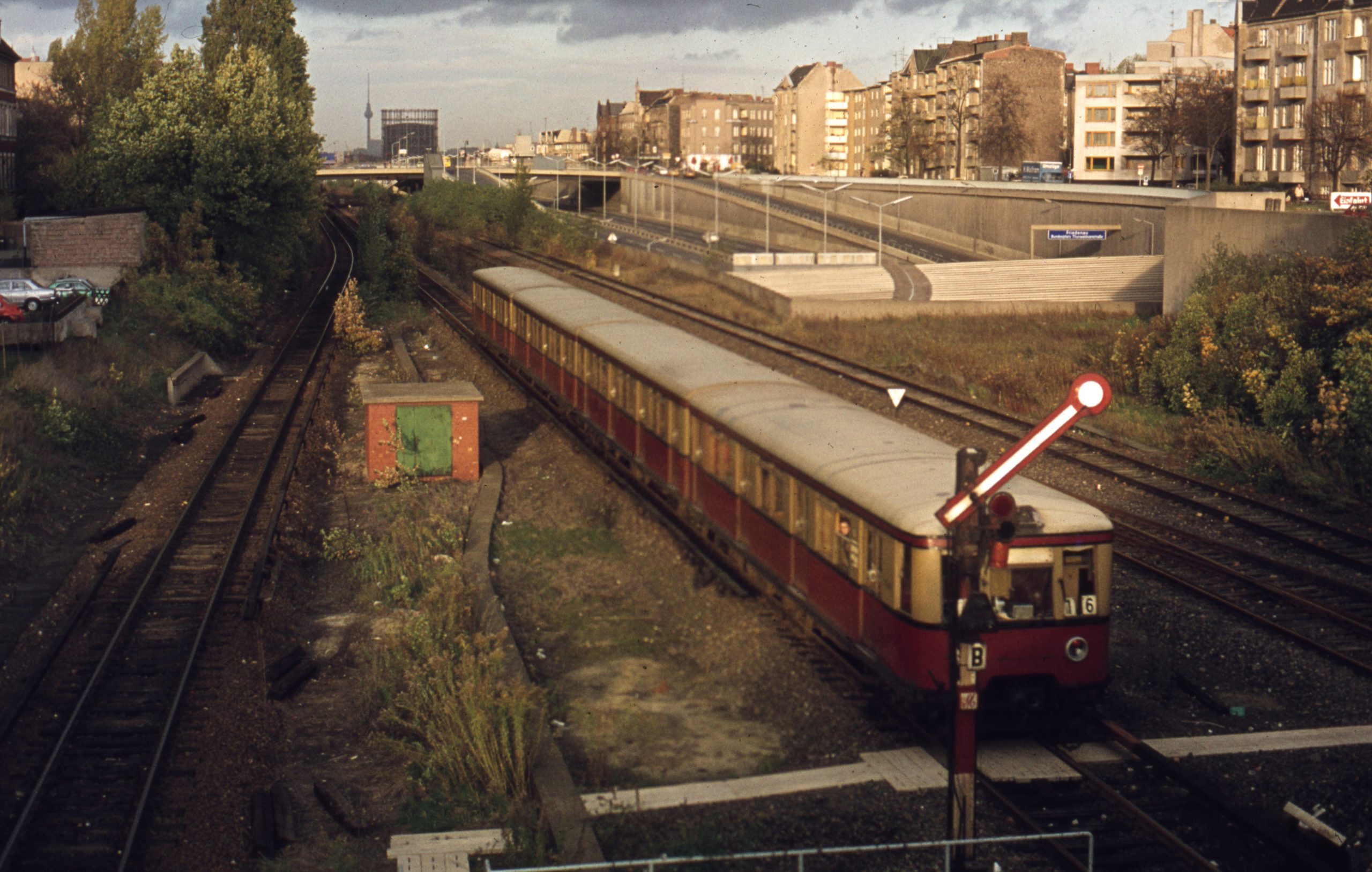 Eine S-Bahn in Friedenau. Foto: Imago/Gerhard Leber