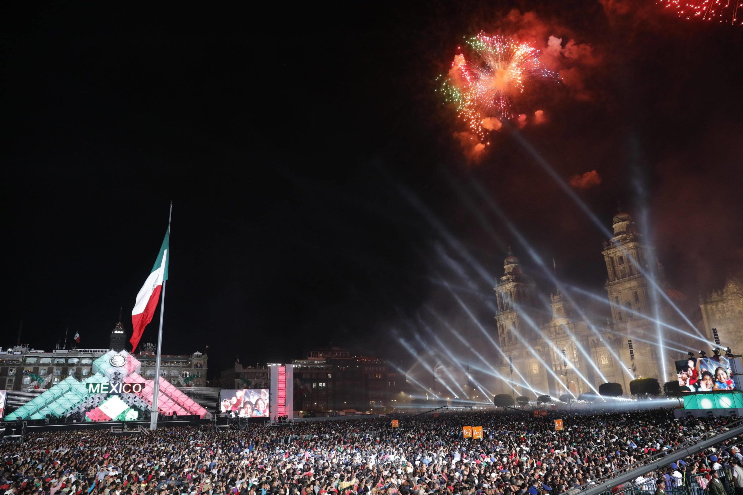 So wurde 2017 der Unabhängigkeitstag in Mexiko gefeiert: Vor dem Nationalpalast – dem Regierungssitz – in Mexiko-Stadt. Foto: Imago/Josè Mèndez