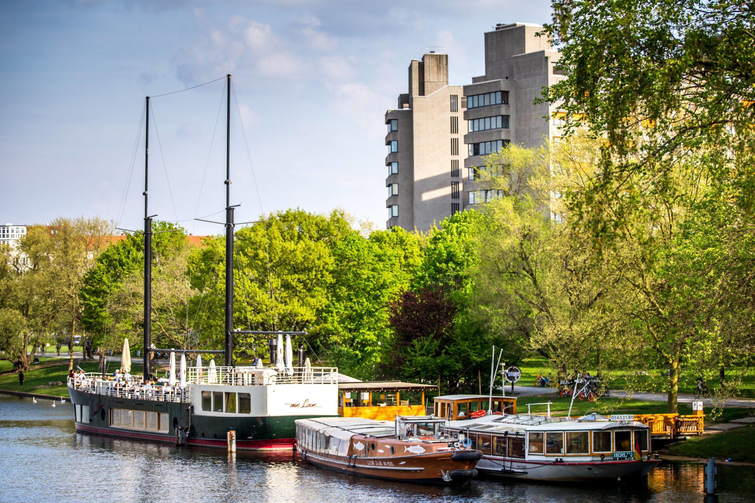 Hohe See im Urbanhafen: das Van Loon Restaurantschiff ist mehr als nur ein Gimmick.       Drinks am Wasser