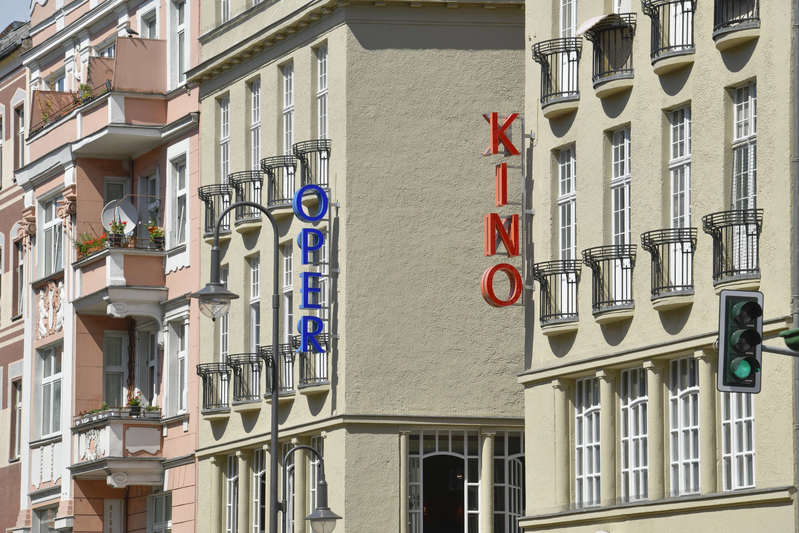 In die Oper gehen? Oder lieber ins Kino? Geht an der Karl-Marx-Straße beides. Foto: Imago/Schöning