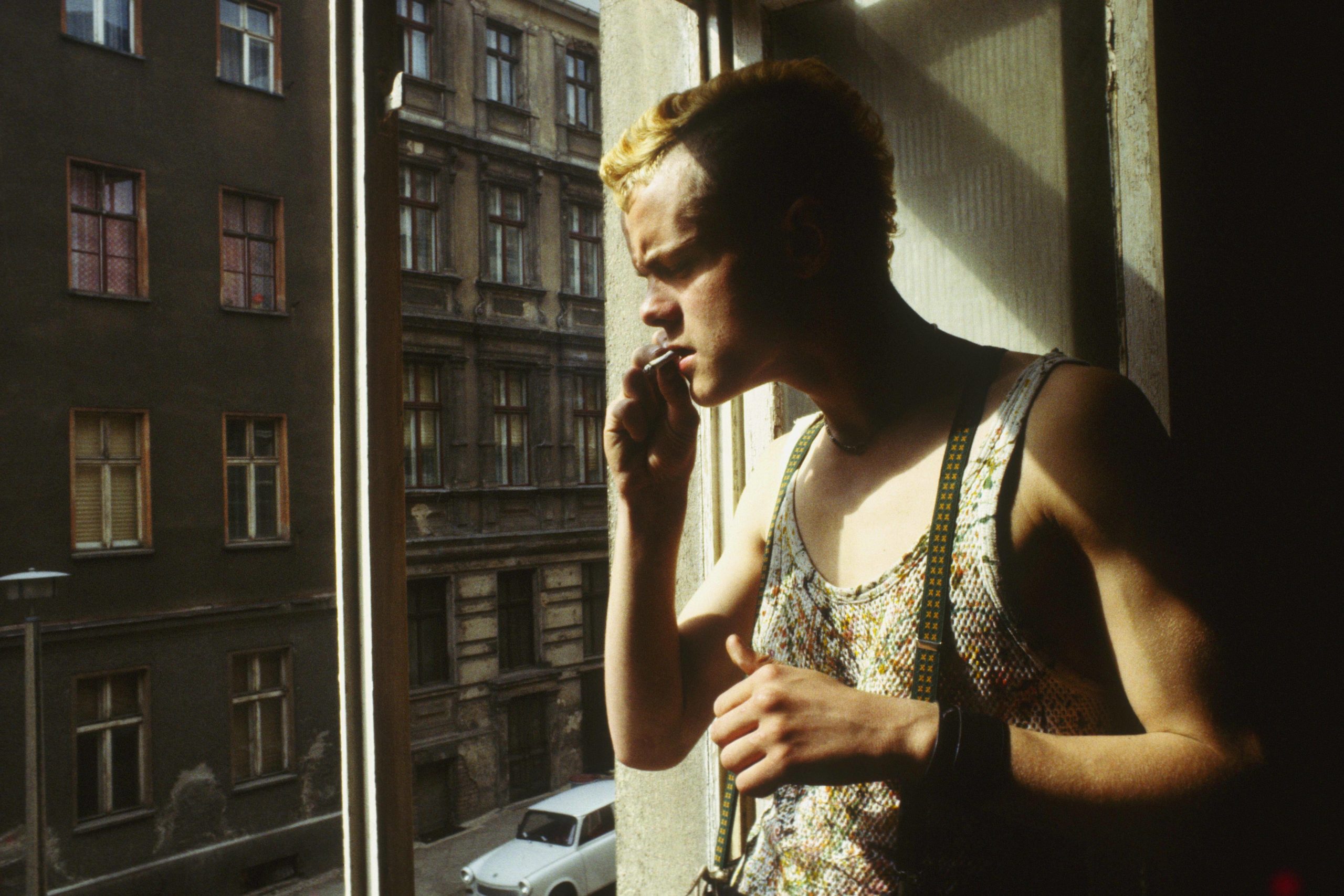 Ein Ost-Berliner Punk in einem besetzten Haus, 1982. Foto: Imago/Ilse Ruppert/Photo12