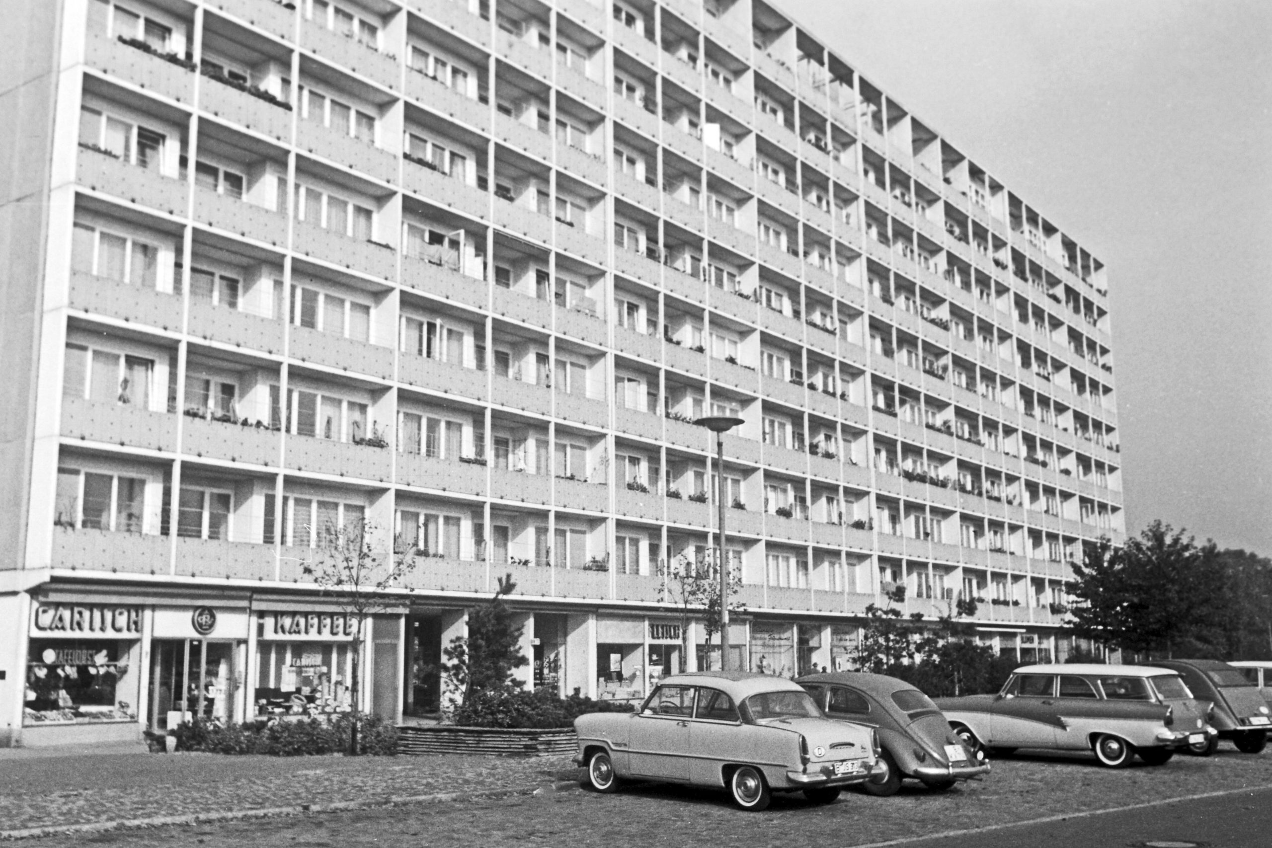 Volkswagen, Ford und Citroen parken vor einem Hochhaus im Südlichen Hansaviertel in Berlin, 1962.  Foto: Imago/Erich Andres/United Archives