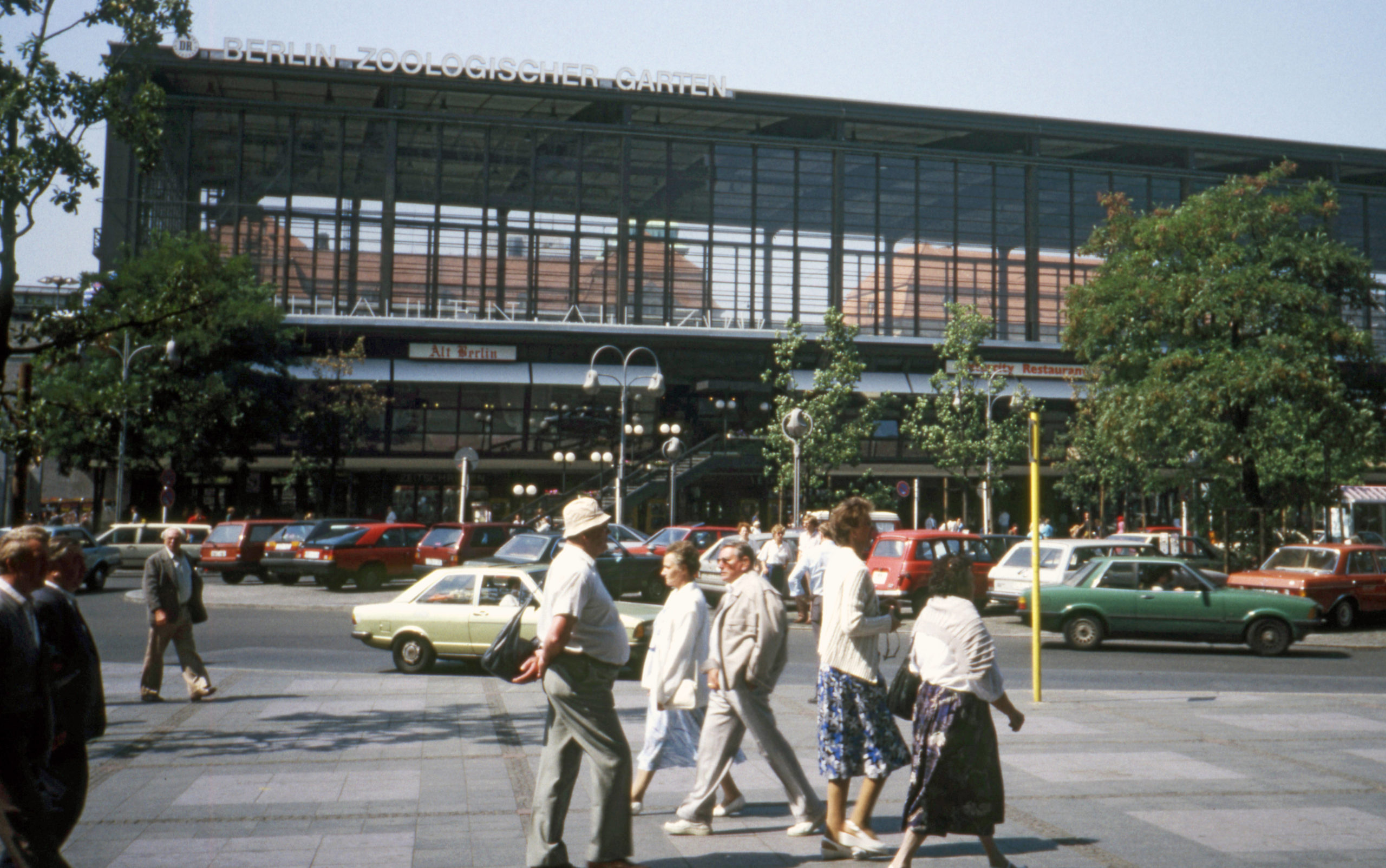 Passanten vor dem Bahnhof Zoologischer Garten. Foto: Imago/Serienlicht