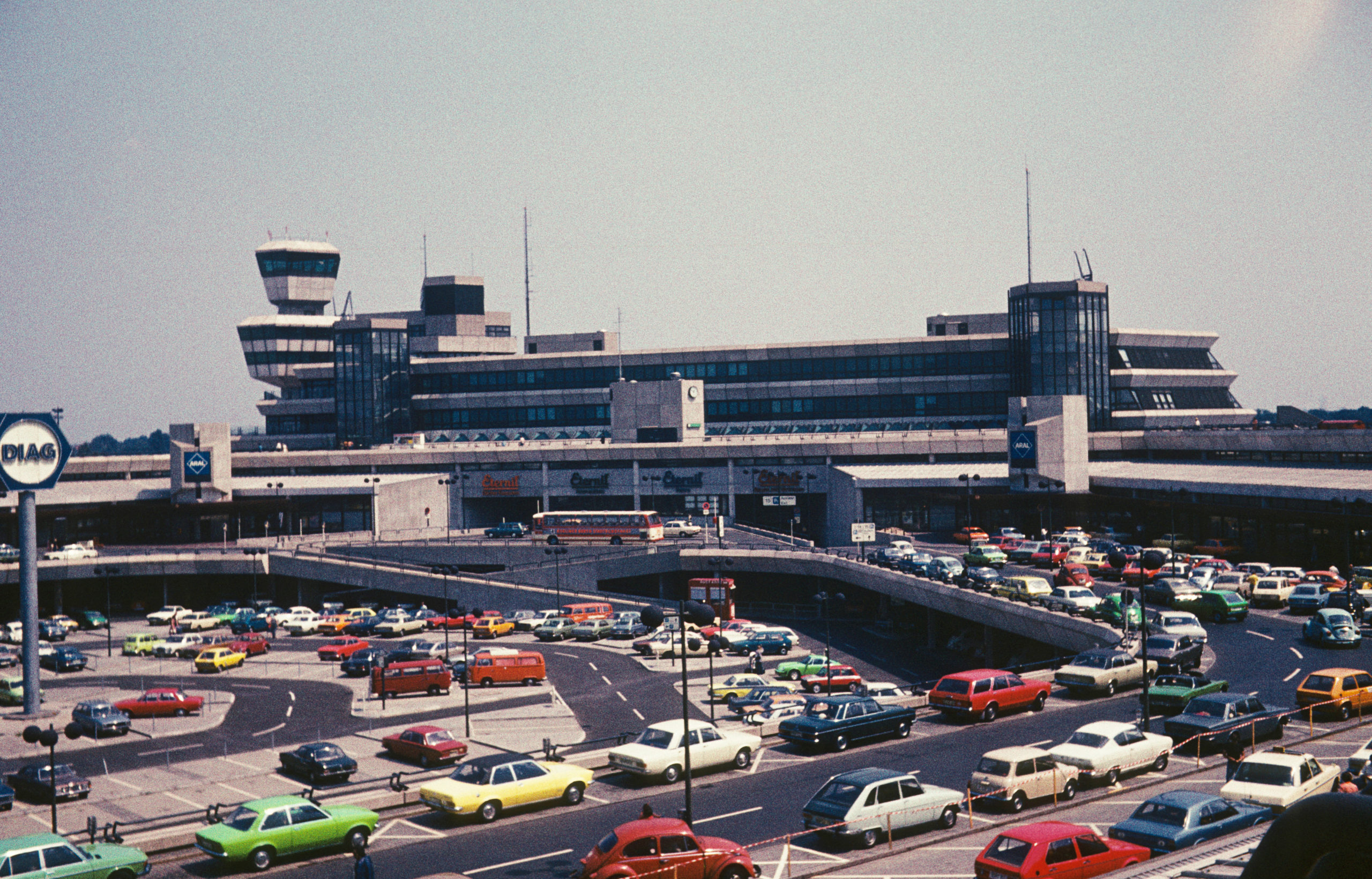 Bunte Autopracht am Flughafen Tegel, 1982. Foto: Imago/Serienlicht
