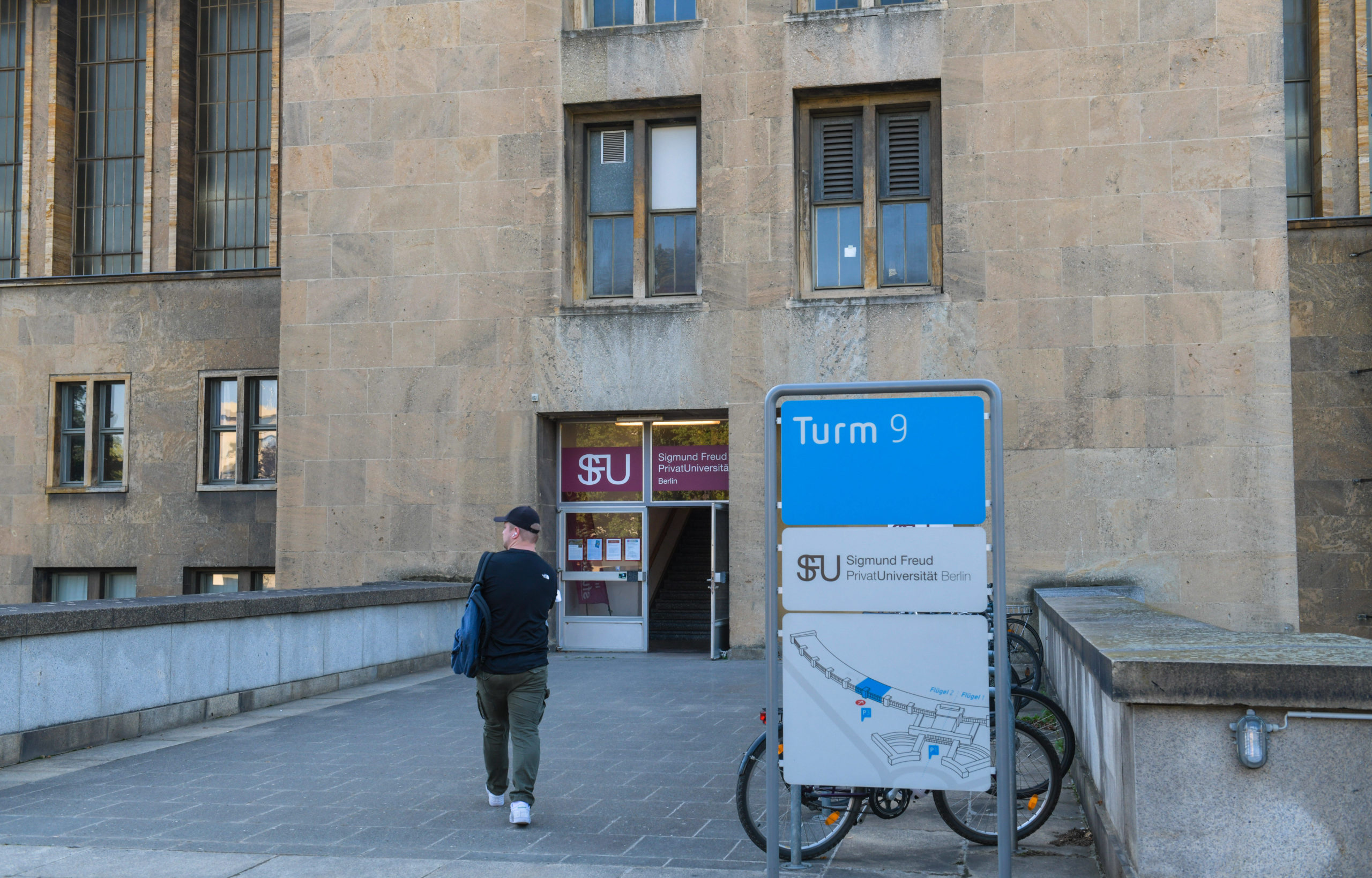 Die Sigmund-Freud-Privatuniversität ist eine österrreichische Hochschule und hat im Flughafen Tempelhof einen Ableger. Foto: Imago/Joko