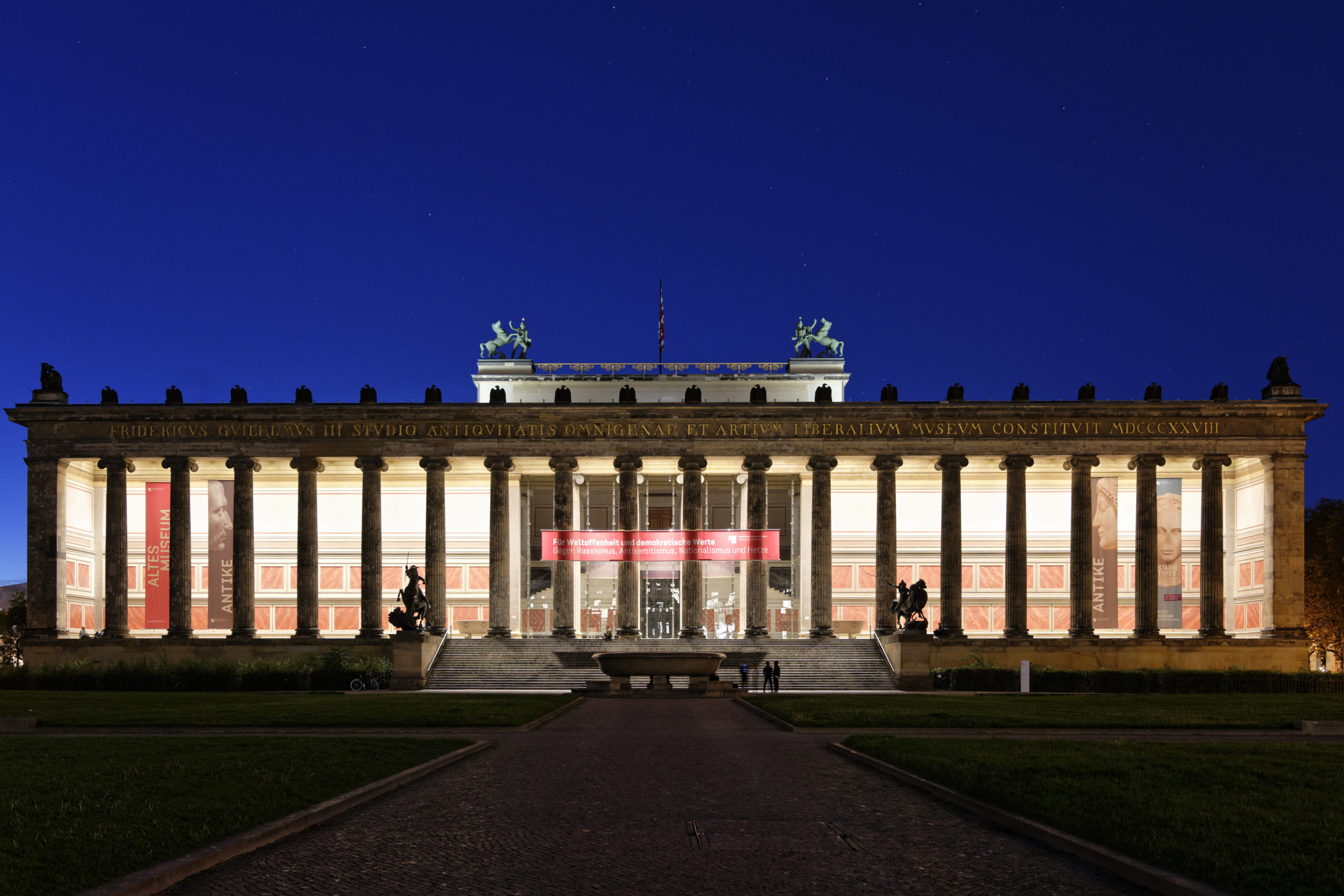 Griechenland in Berlin Das Alte Museum ist nach dem Vorbild eines antiken, griechischen Tempels erbaut.