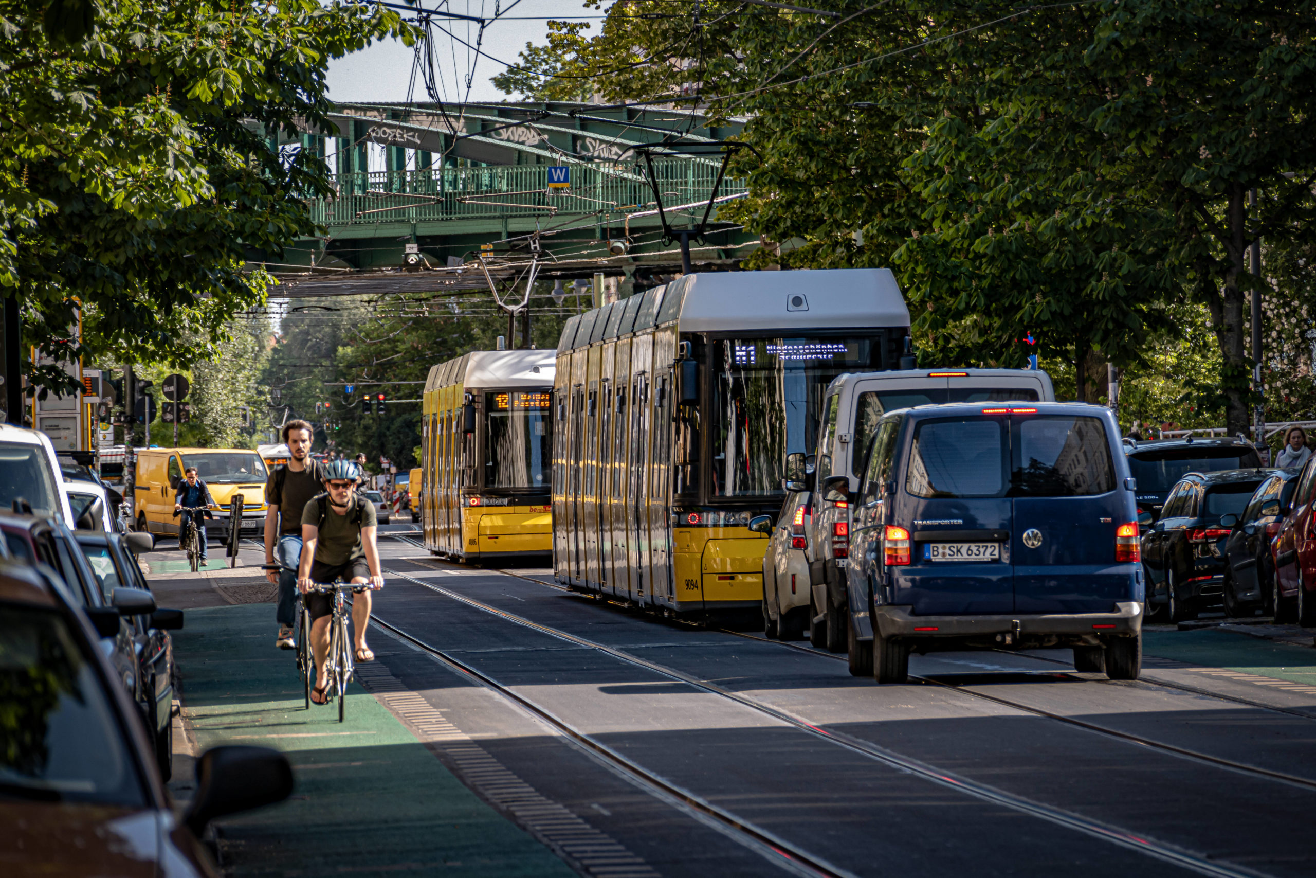 Nach dem Umzug von Greifswald nach Berlin ist mehr Tram. Der Verkehr in Prenzlauer Berg beherbergt alle Arten von Fortbewegungsmitteln. Foto: Imago/Jürgen Ritter