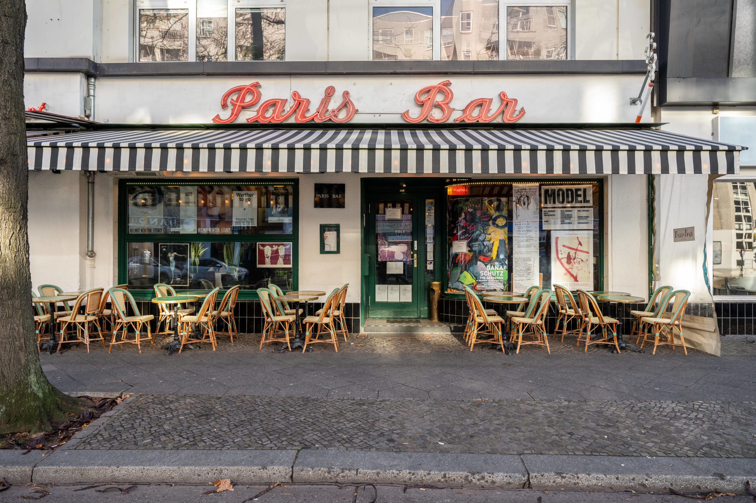Die Paris Bar an der Kantstraße ist Promitreff, Kunst-Szenelokal und eine feste Institution in Charlottenburg. Foto: Imago/F. Anthea Schaap